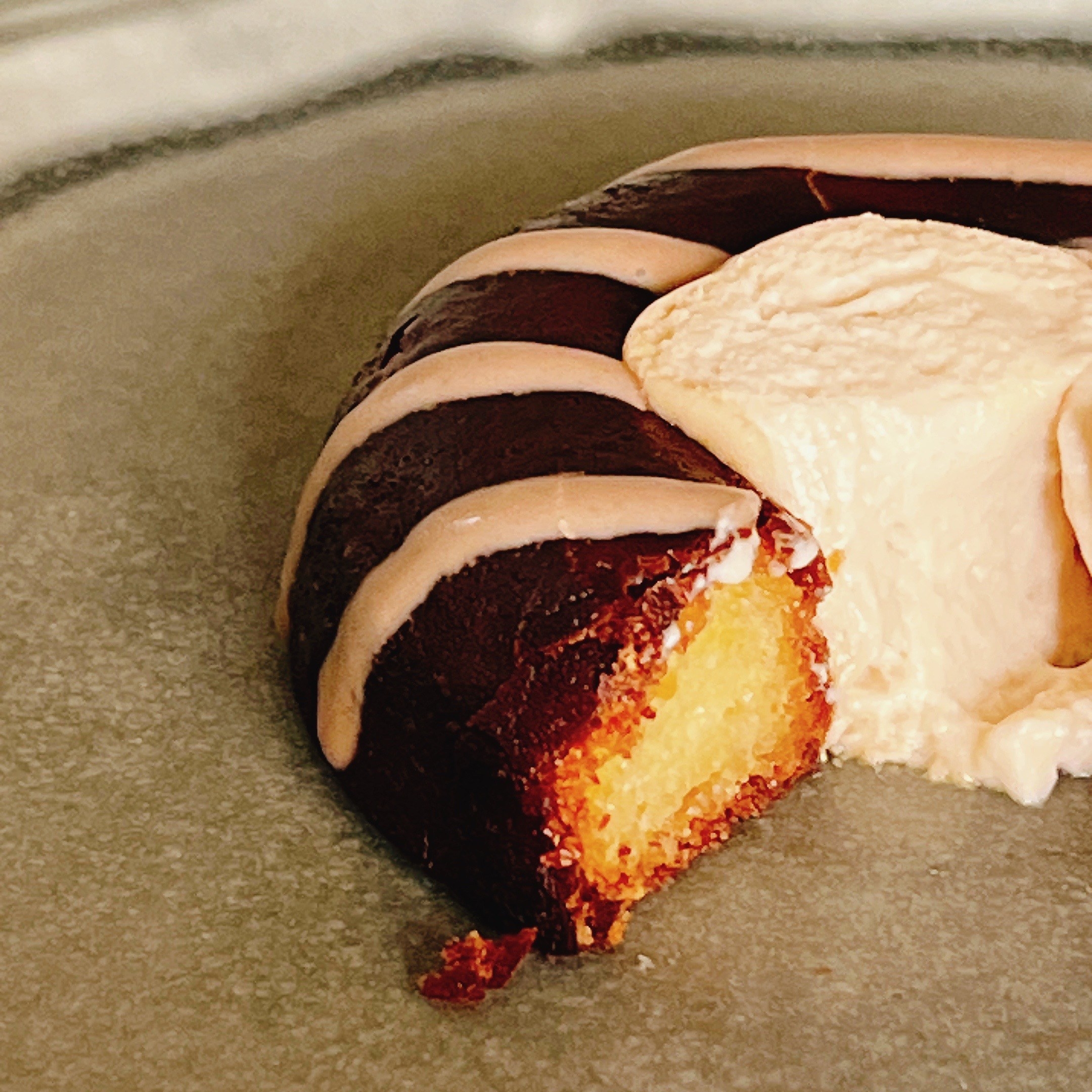 FamilyMart(ファミリーマート)のおすすめ「生カヌレケーキ(紅茶)」