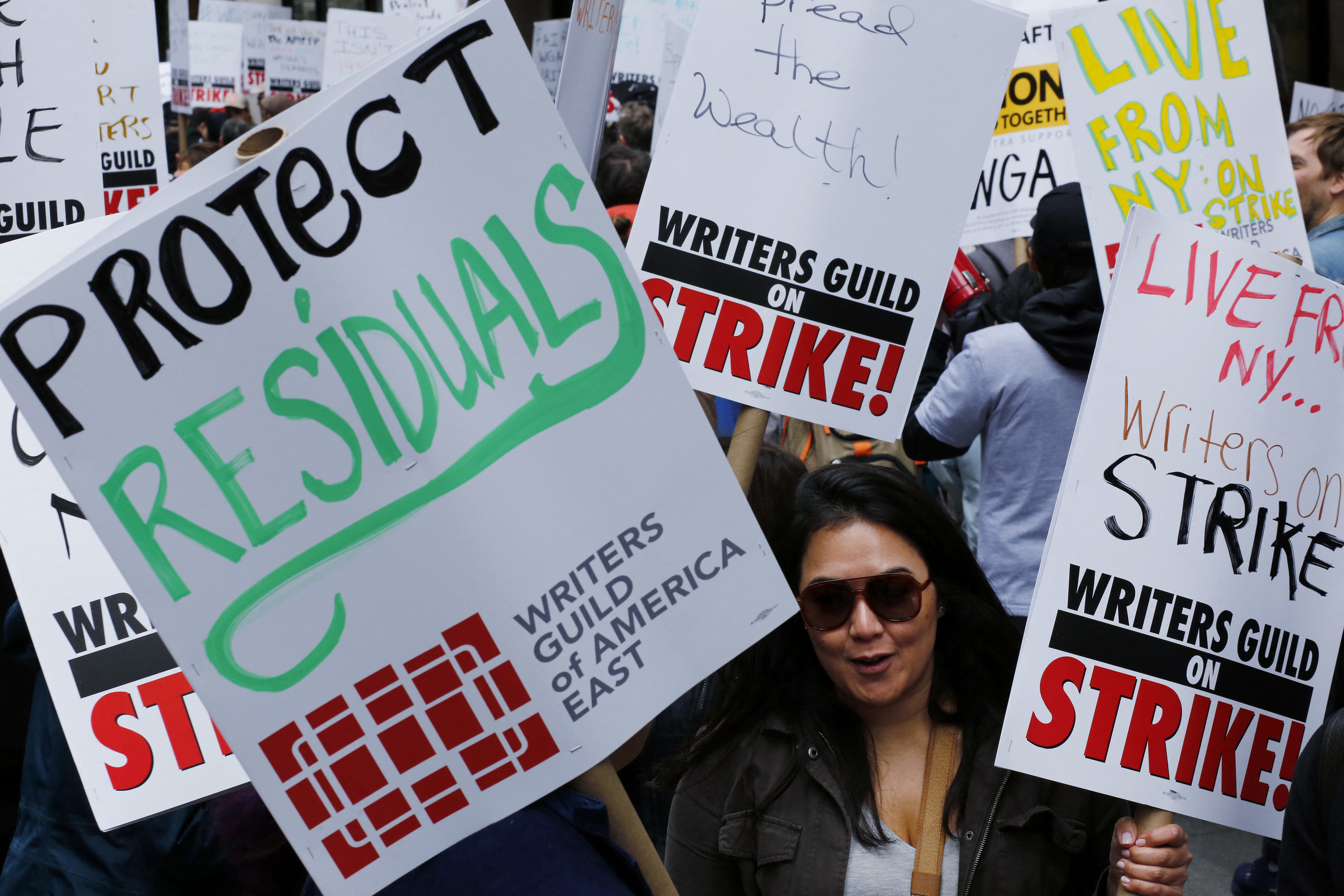 与哨迹象表明WGA的支持者说保护残差和生活从纽约…编剧协会的罢工