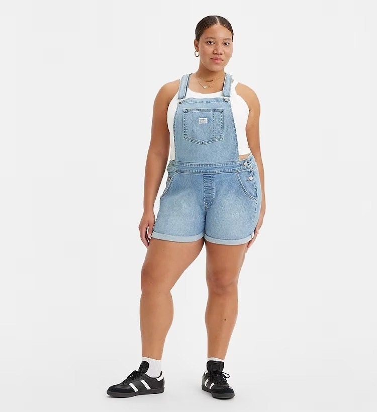 A model in the light wash short overalls