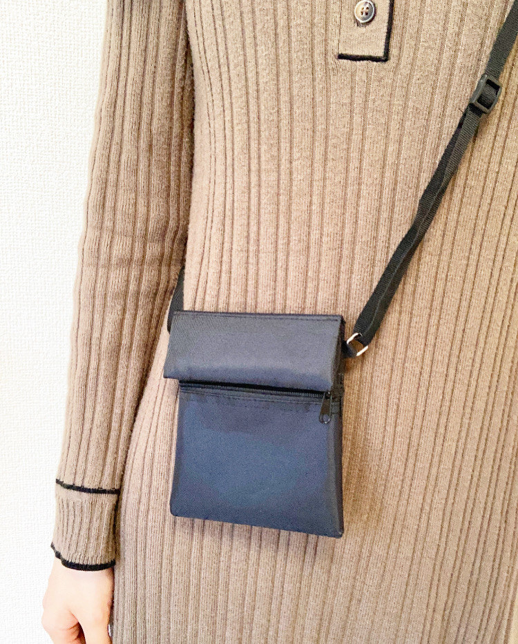 CanDo(キャンドゥ)の便利アイテム「パスポートポーチ ストラップ付き」