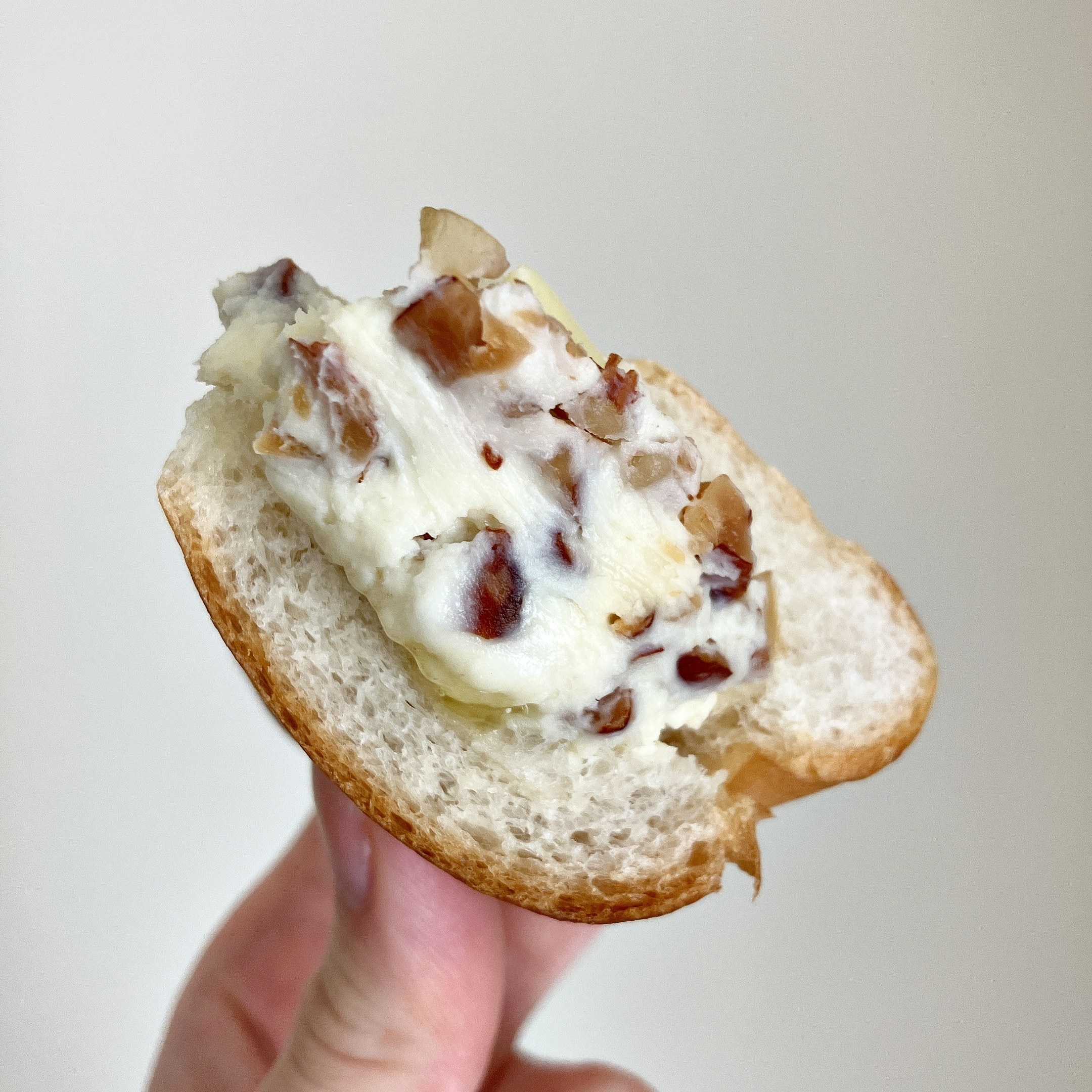 LAWSON（ローソン）のおすすめ菓子パン「もちもちベーグルサンド ハニーナッツとクリームチーズ」