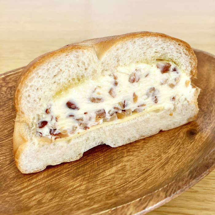 LAWSON（ローソン）のおすすめ菓子パン「もちもちベーグルサンド ハニーナッツとクリームチーズ」