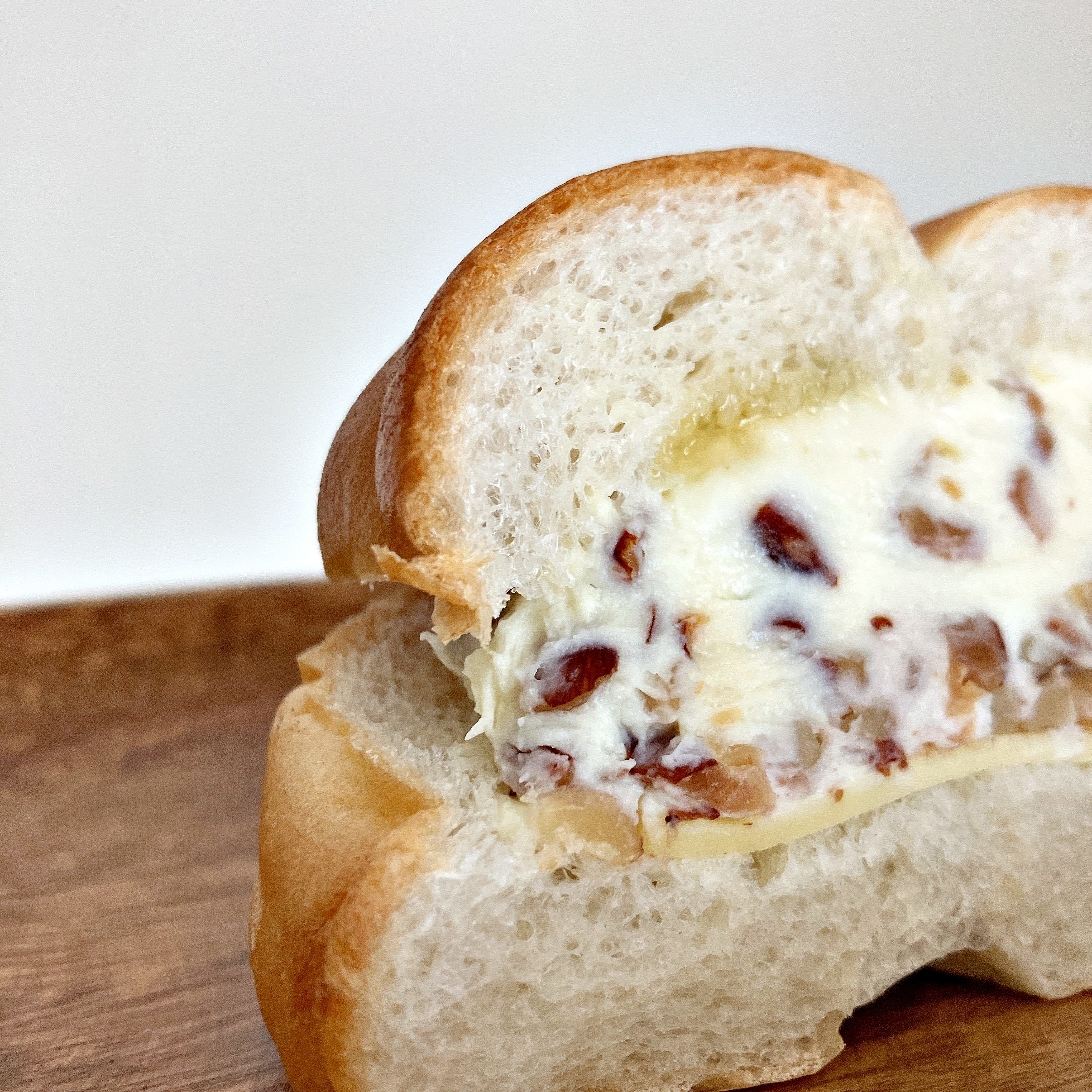 LAWSON（ローソン）のおすすめ菓子パン「もちもちベーグルサンド ハニーナッツとクリームチーズ」