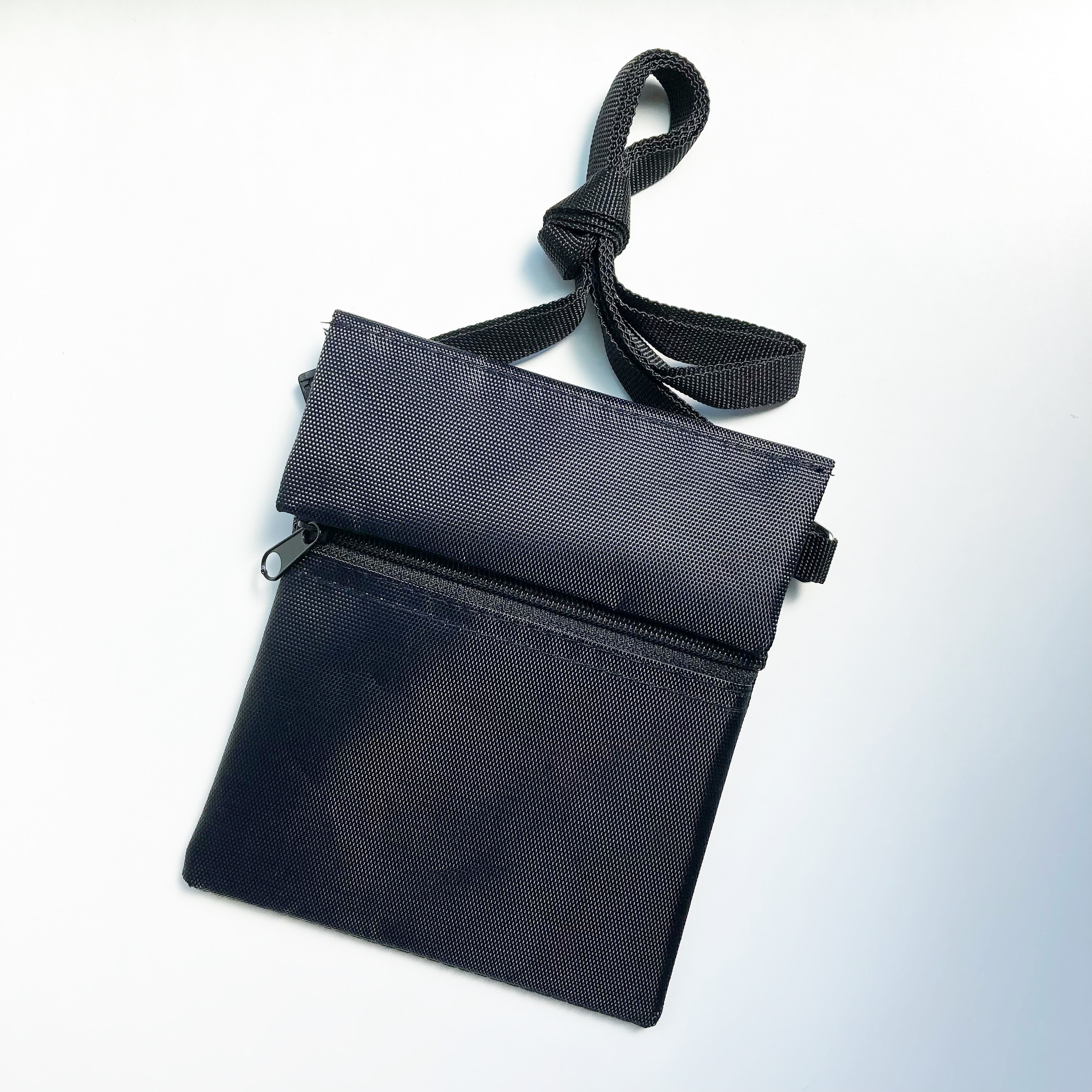 CanDo(キャンドゥ)の便利アイテム「パスポートポーチ ストラップ付き」