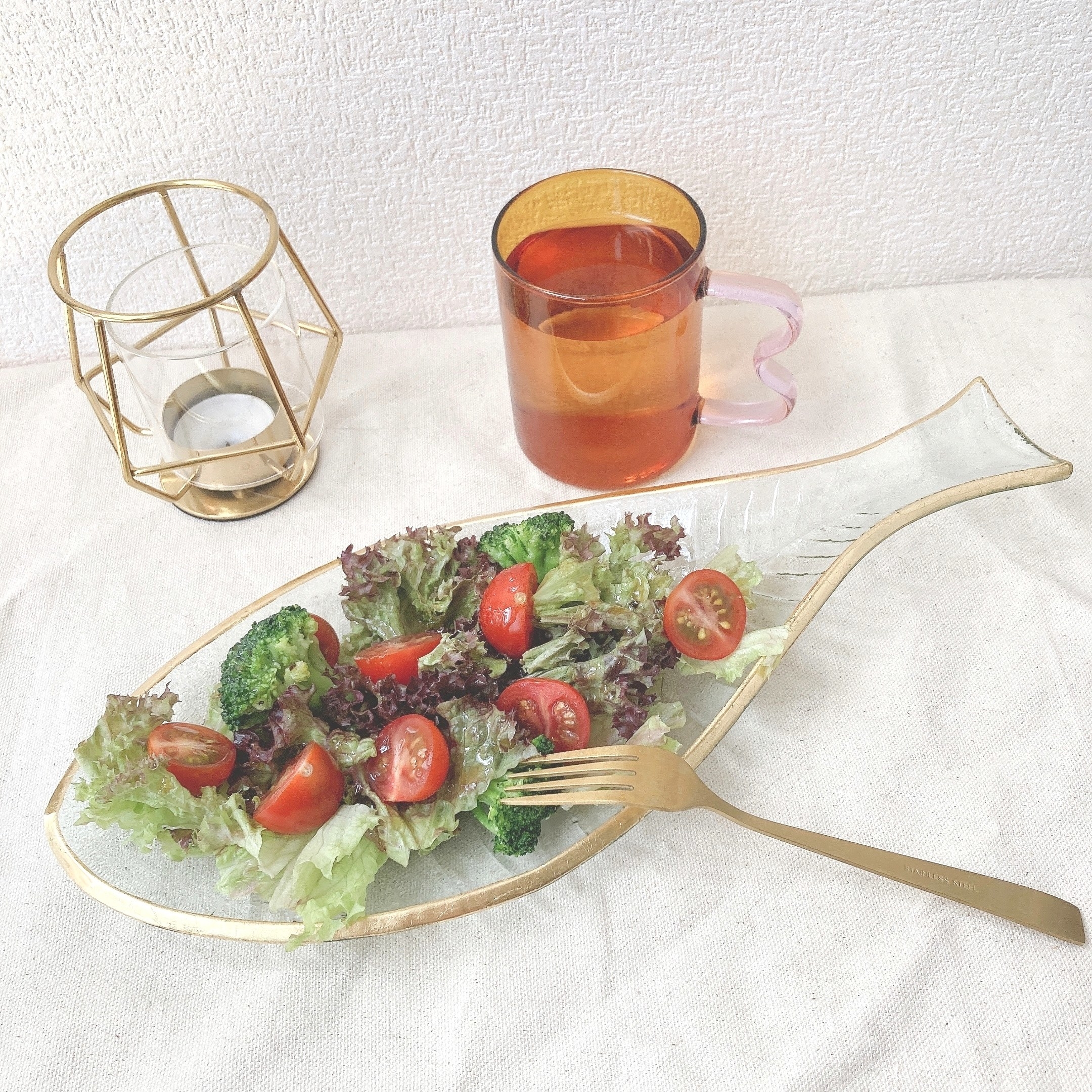 salut!（サリュ）のオススメの食器「ゴールドリムガラスフィッシュプレート」