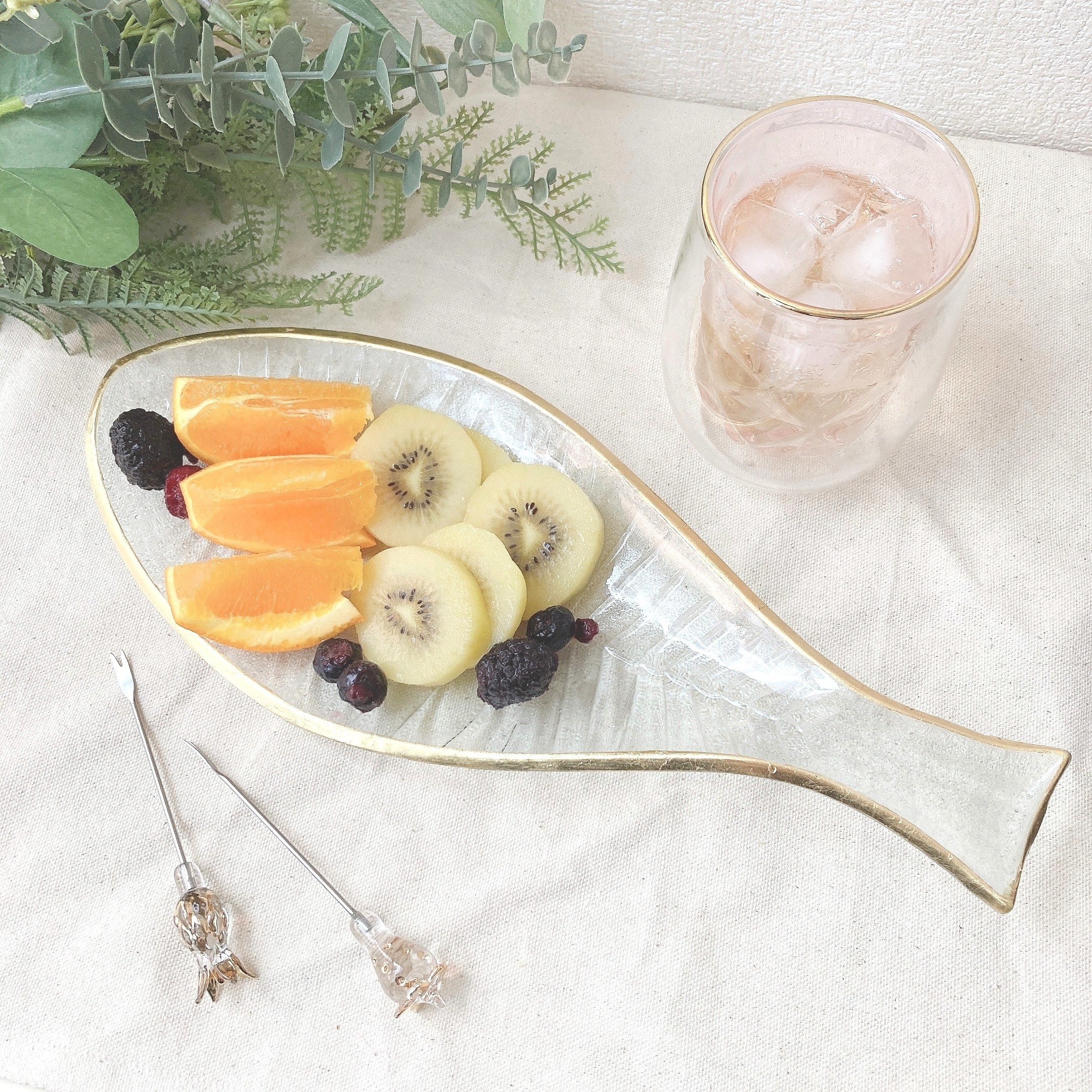 salut!（サリュ）のオススメの食器「ゴールドリムガラスフィッシュプレート」