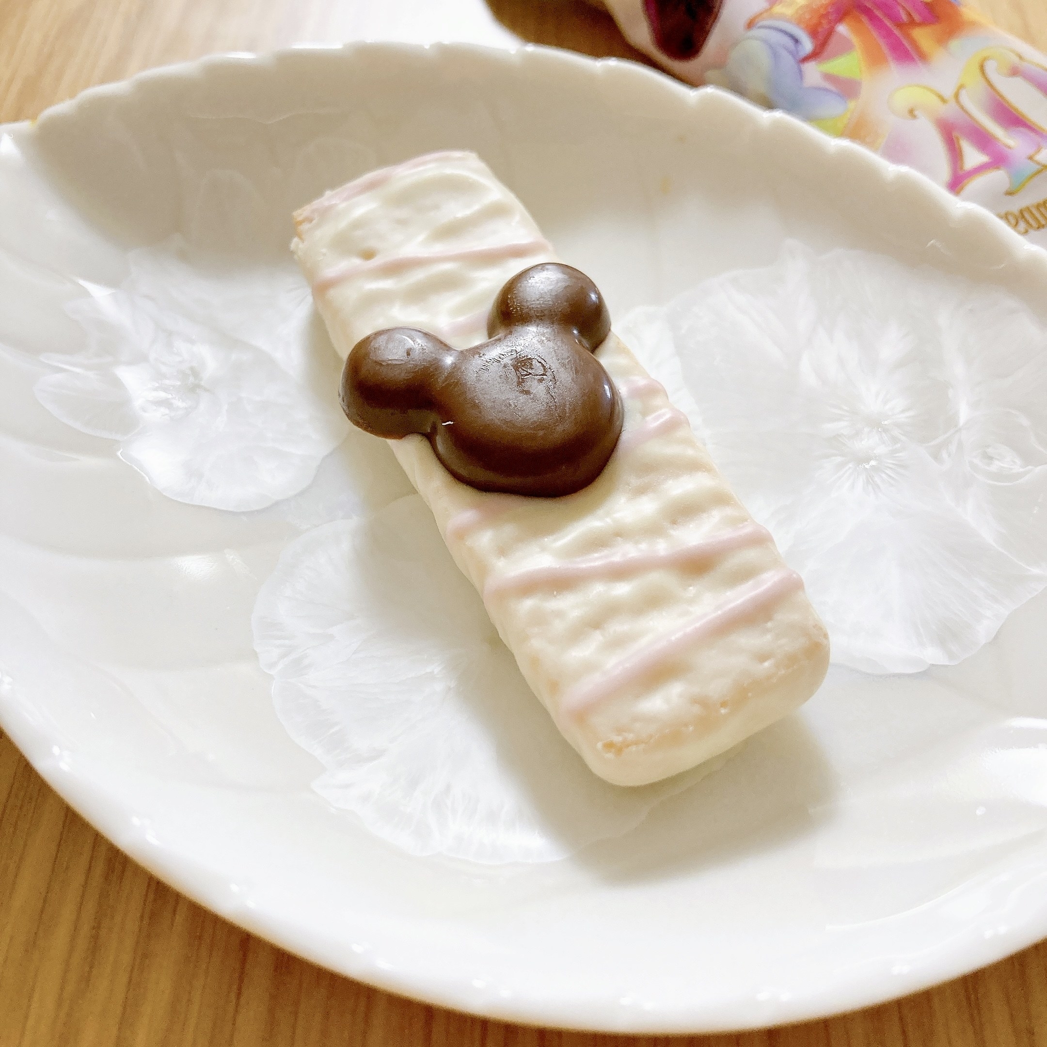 ディズニーランドのおすすめお土産「チョコレートカバード・クッキー 缶」