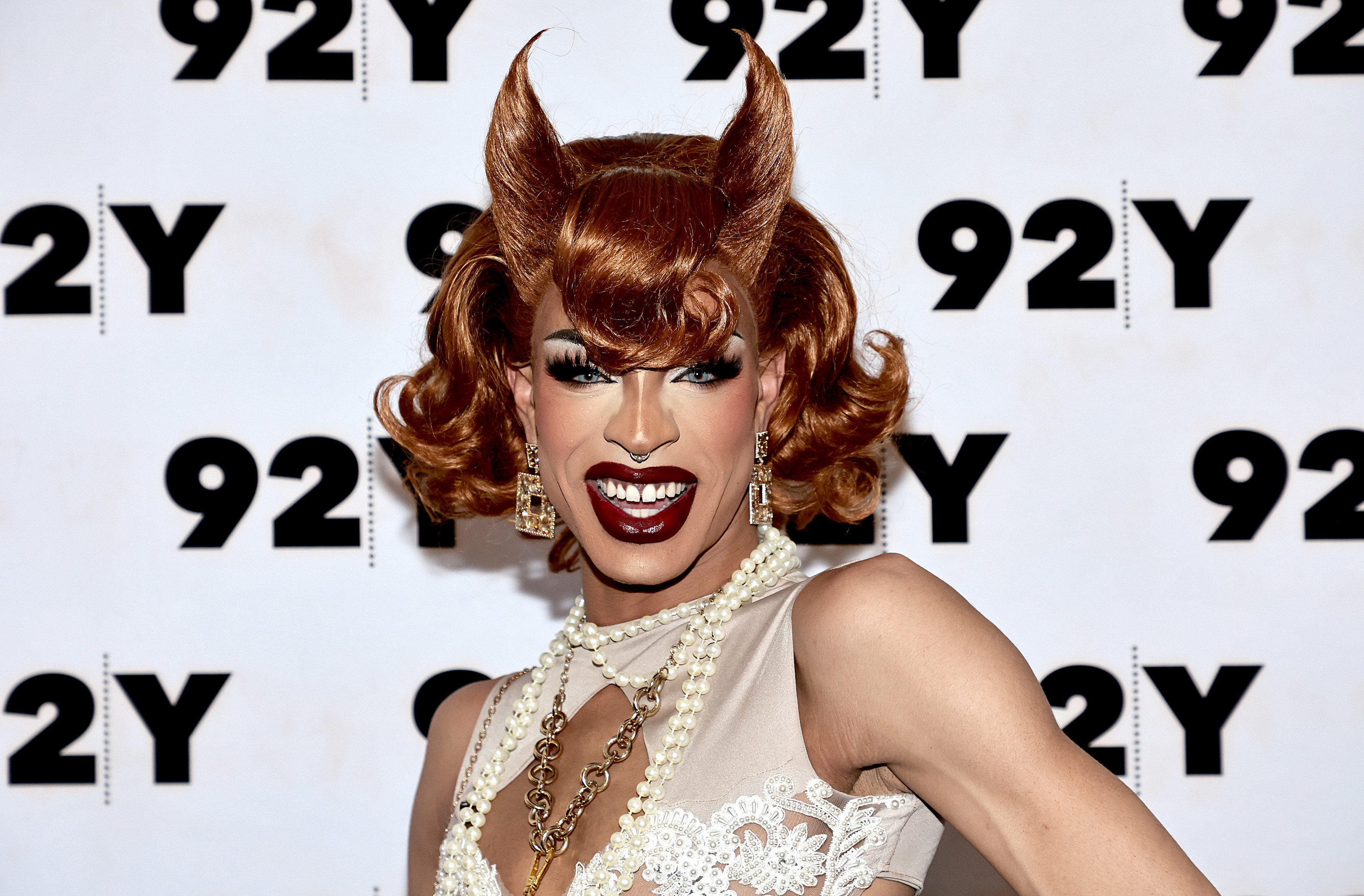 yvie oddly poses on a red carpet