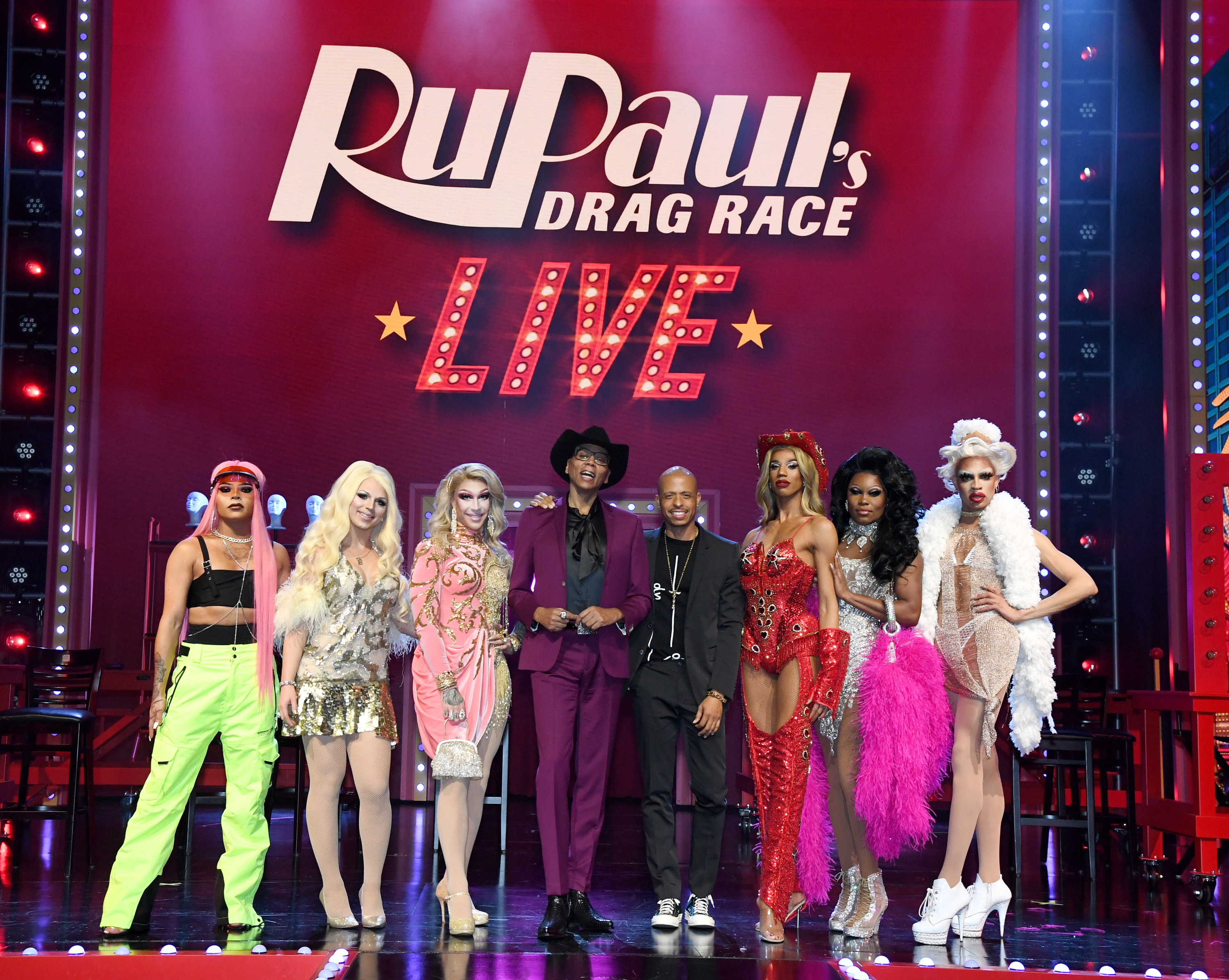 yvie oddly poses for a photo with other contestants and RuPaul onstage for RuPaul&#x27;s Drag Race Live