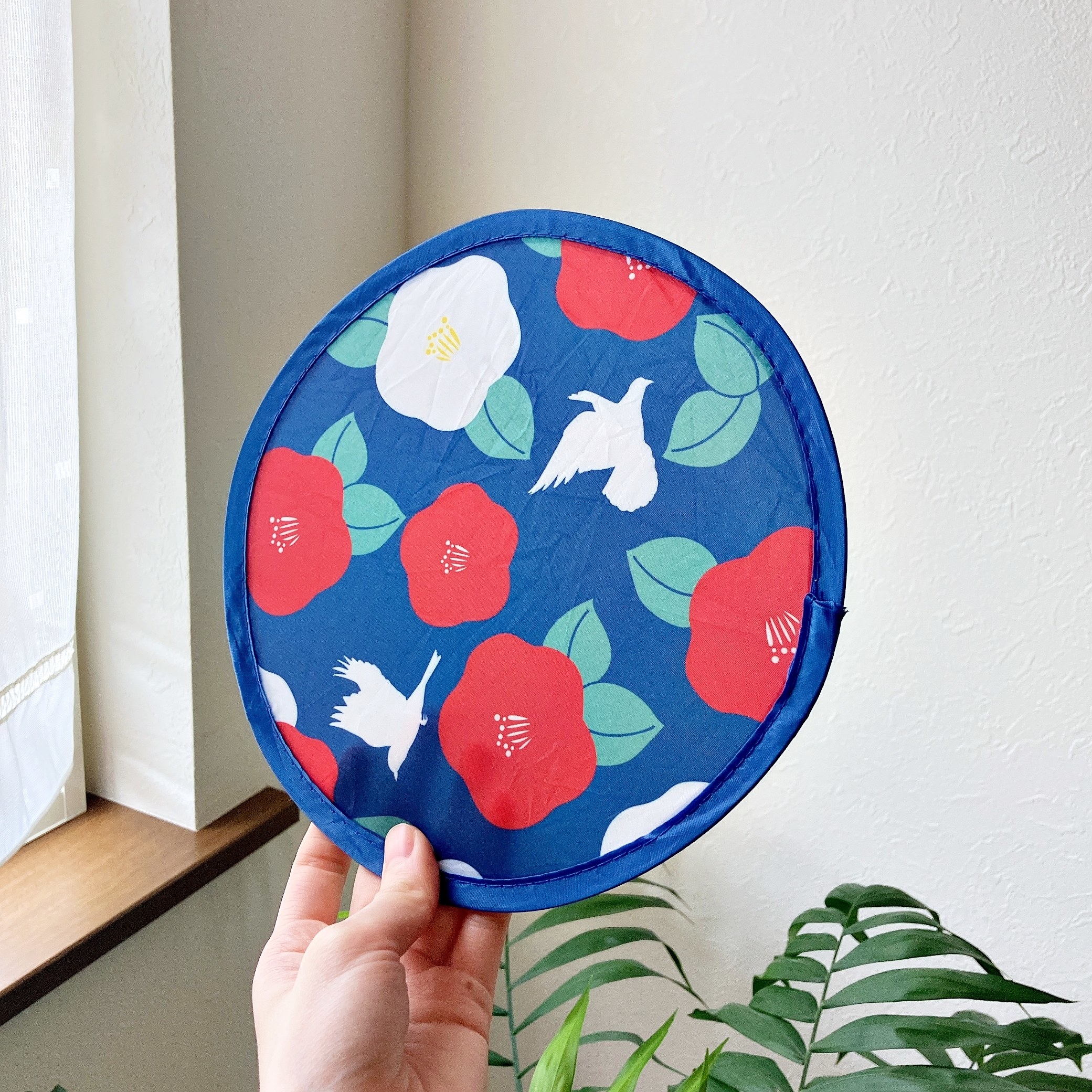 DAISO(ダイソー)のおすすめ雑貨「折りたたみうちわ(椿)」