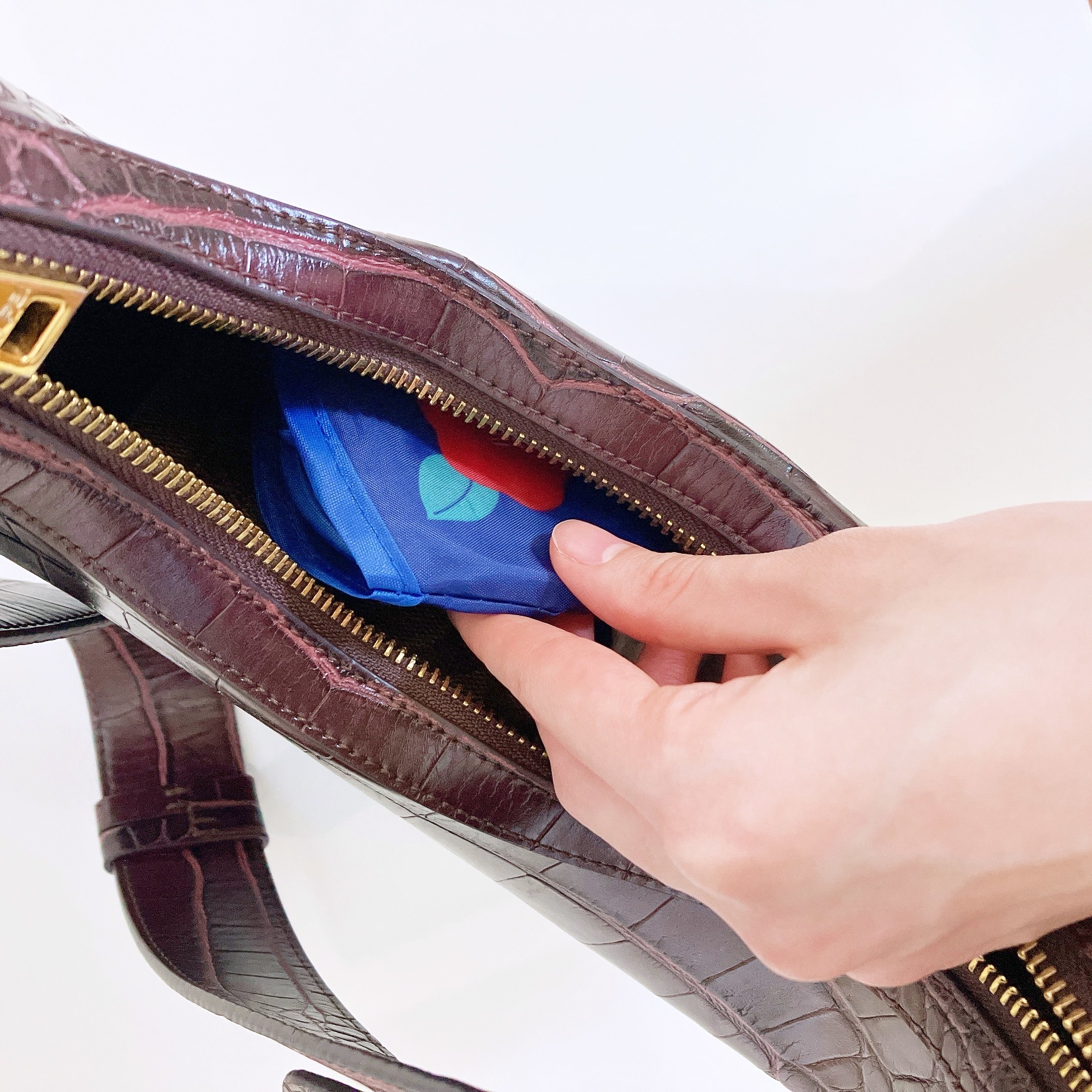 DAISO(ダイソー)のおすすめ雑貨「折りたたみうちわ(椿)」