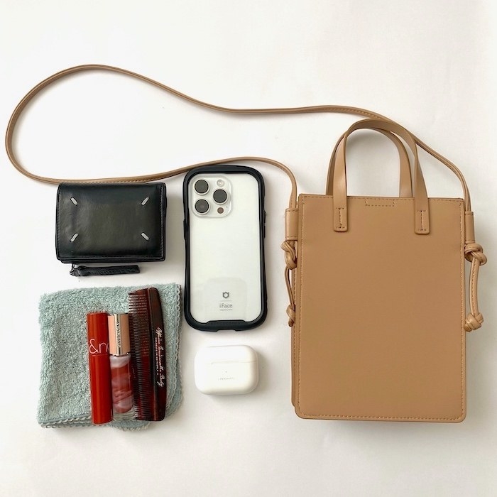 UNIQLO(ユニクロ)のおすすめアイテム「レザータッチミニハンドルショルダーバッグ」