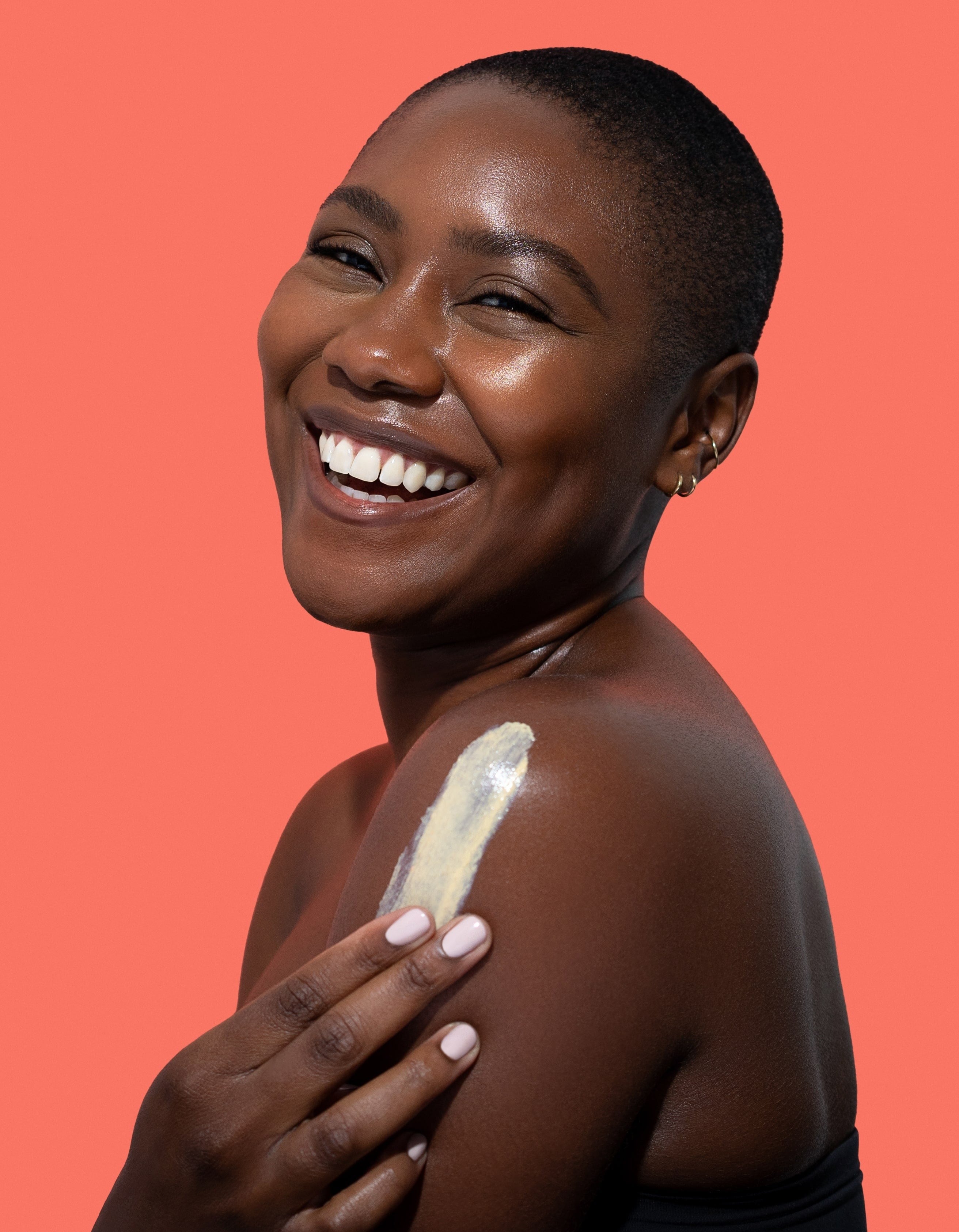 the model applying the body lotion