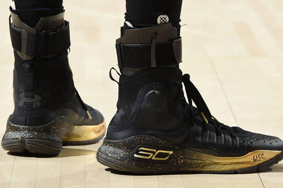Credo Mathis Que pasa SoleWatch: Stephen Curry Debuts Black and Gold Under Armour Curry 4 |  Complex