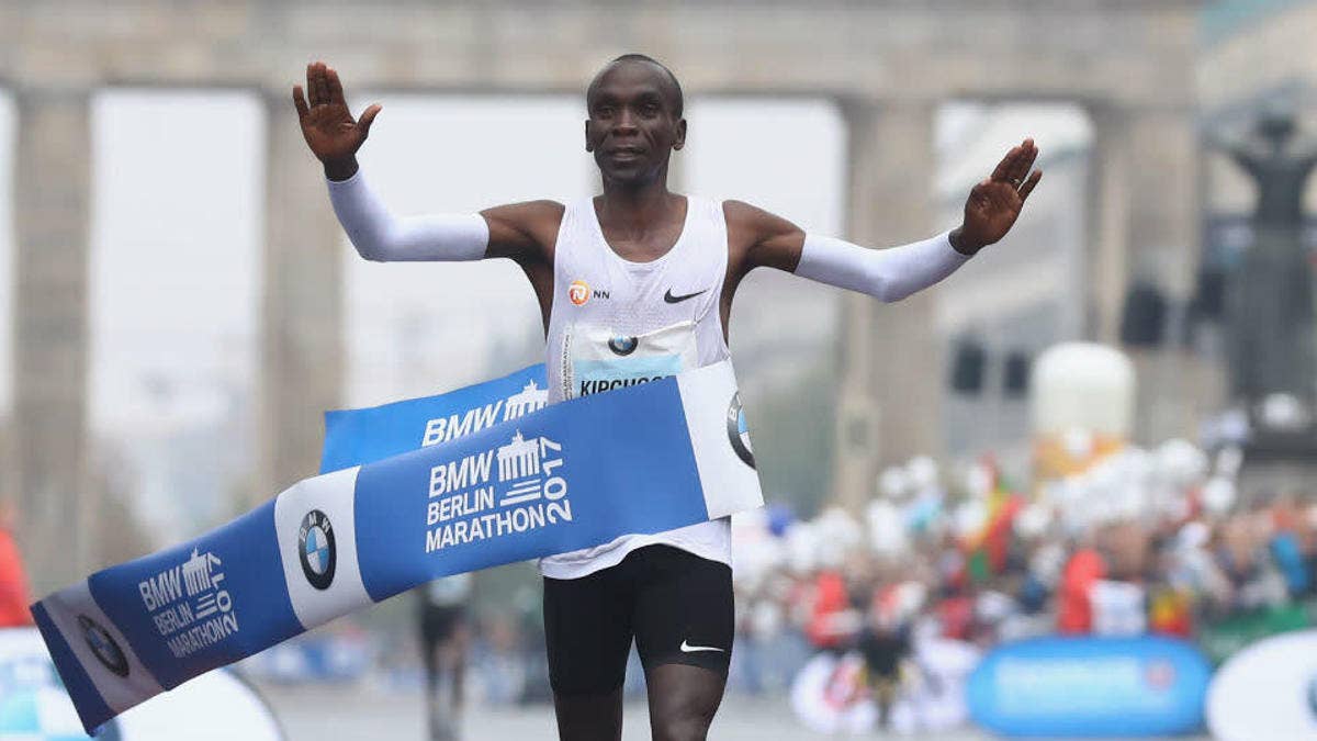 After Eliud Kipchoge claimed victory at the Berlin Marathon, Virgil Abloh customized a pair of Off-White Nikes with his finish time.