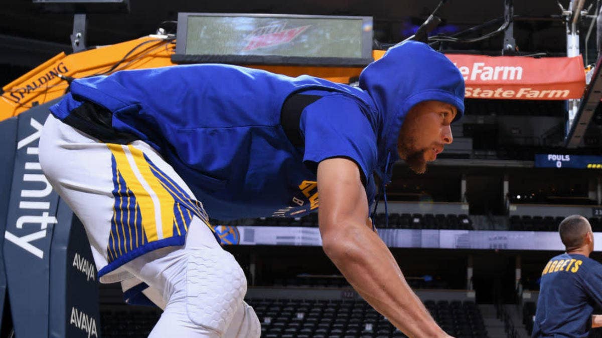 Stephen Curry warmed up in a blue and gold colorway of the Under Armour Curry 4 Low.