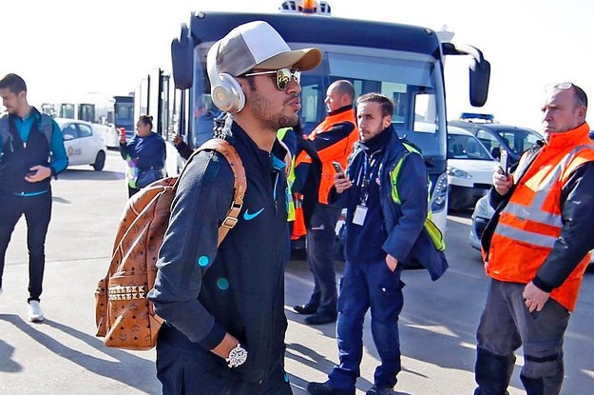 Neymar wearing golden Supreme x Nike Air Uptempo Suptempo (via