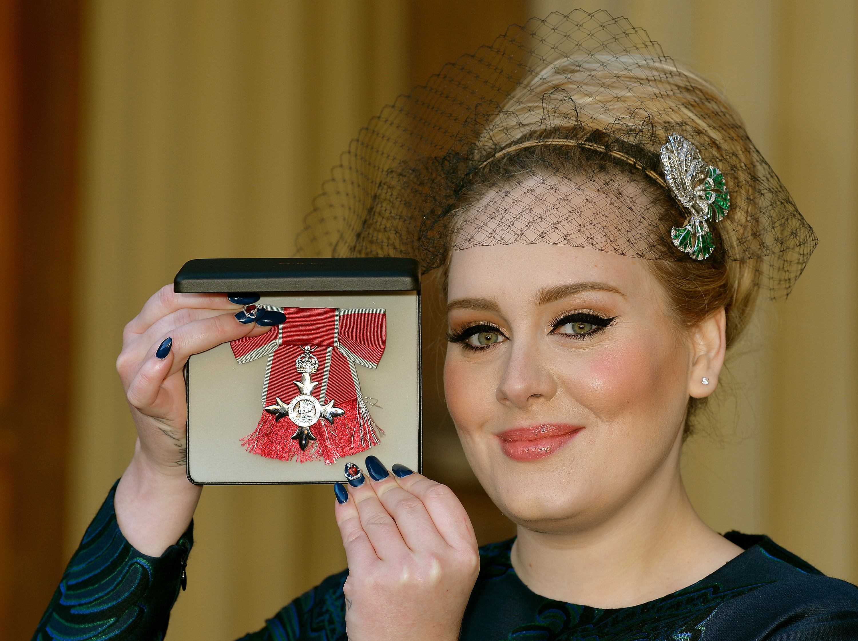 Queen adele. Adele награды. Принцесса Адель. Bouffant Adele. Ограждение Адель орденом.