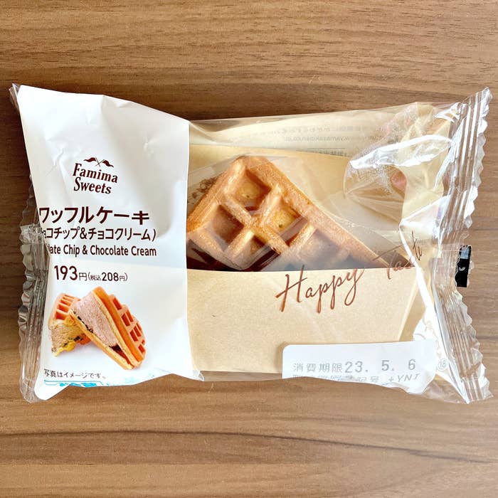 FamilyMart（ファミリーマート）のおすすめスイーツ「ワッフルケーキ（チョコチップ＆チョコクリーム）」