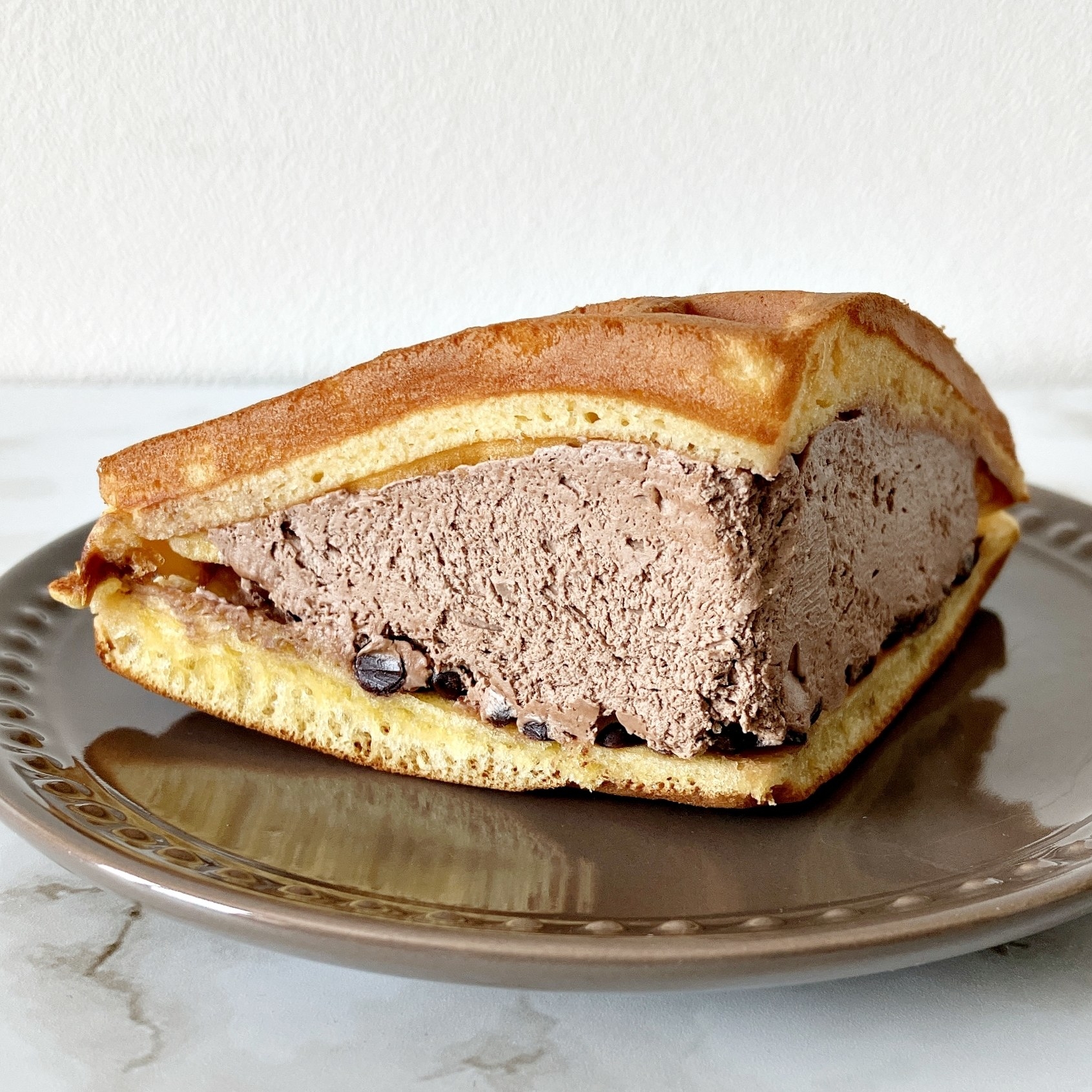 FamilyMart（ファミリーマート）のおすすめスイーツ「ワッフルケーキ（チョコチップ＆チョコクリーム）」
