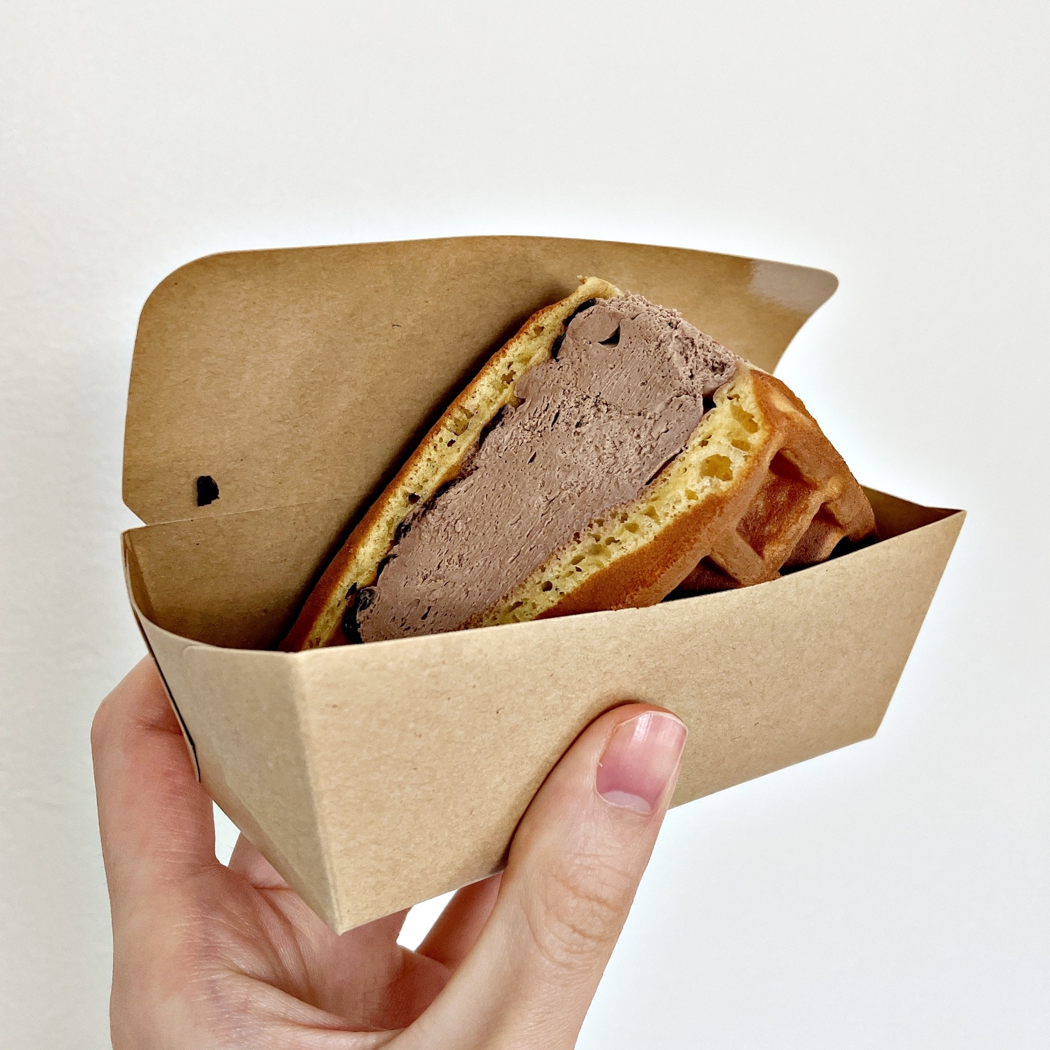 FamilyMart（ファミリーマート）のおすすめスイーツ「ワッフルケーキ（チョコチップ＆チョコクリーム）」
