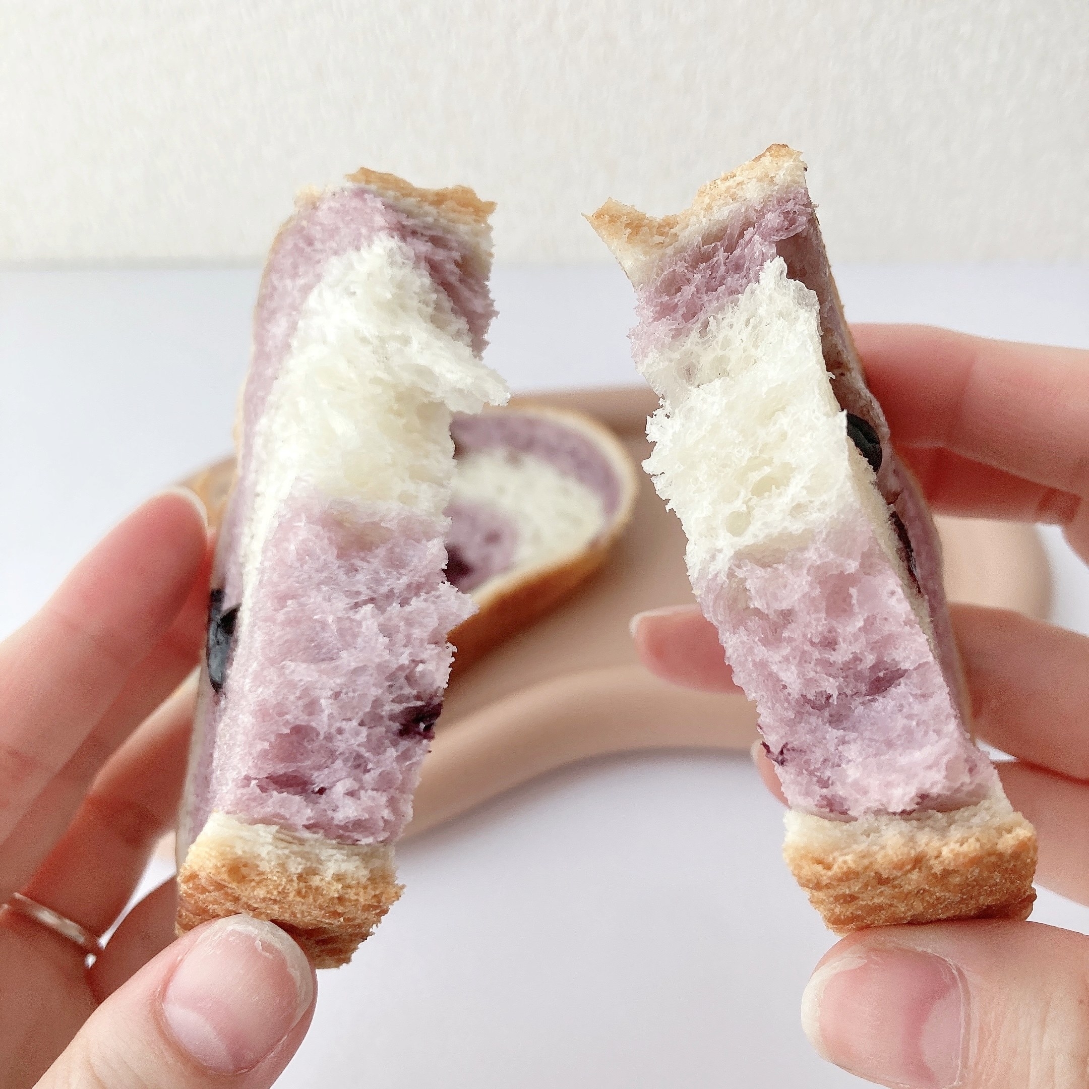 FamilyMart（ファミリーマート）のオススメのパン「生フランスパン（ブルーベリー）2枚入」