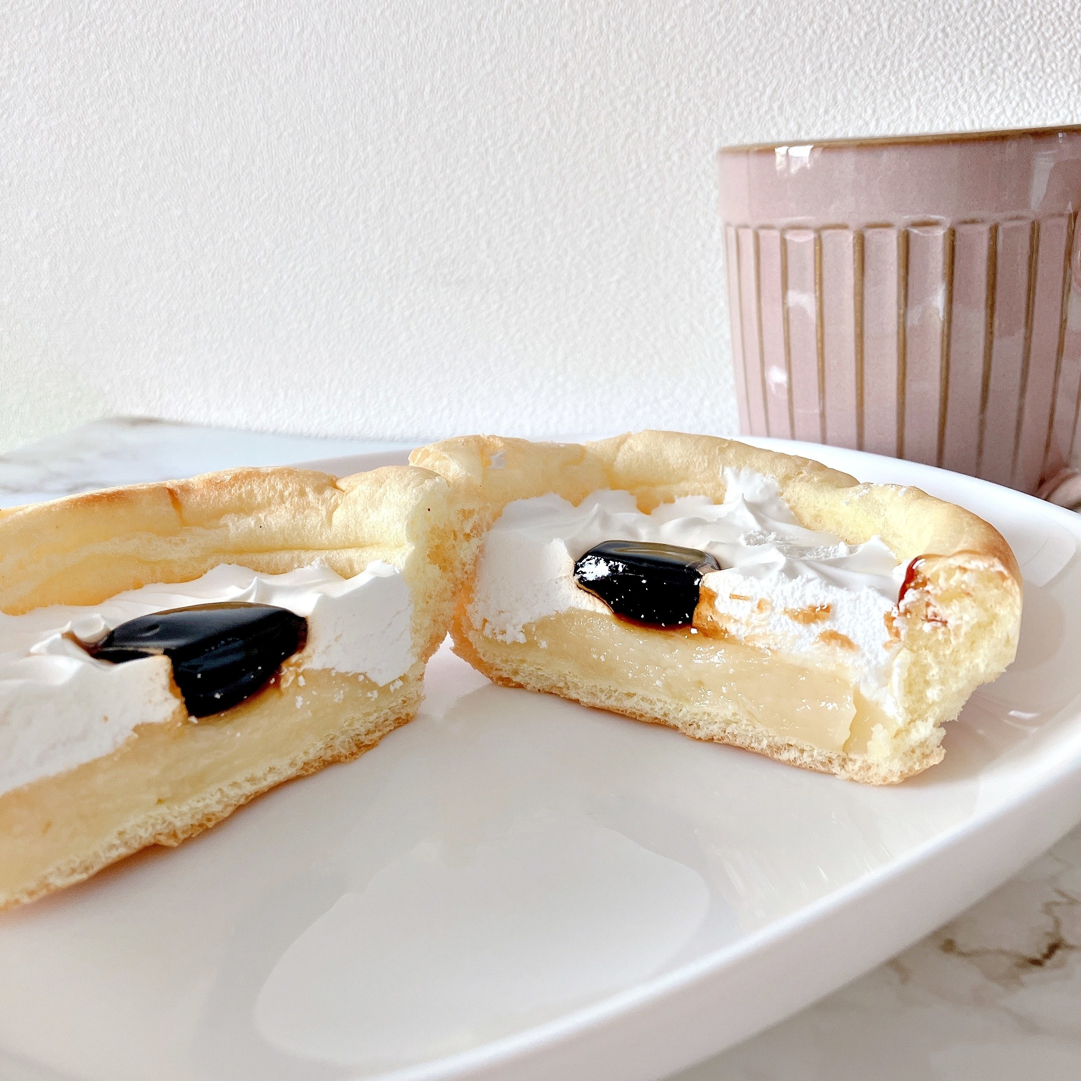 FamilyMart(ファミリーマート)のおすすめ菓子パン「プリンパン(ホイップクリーム)」