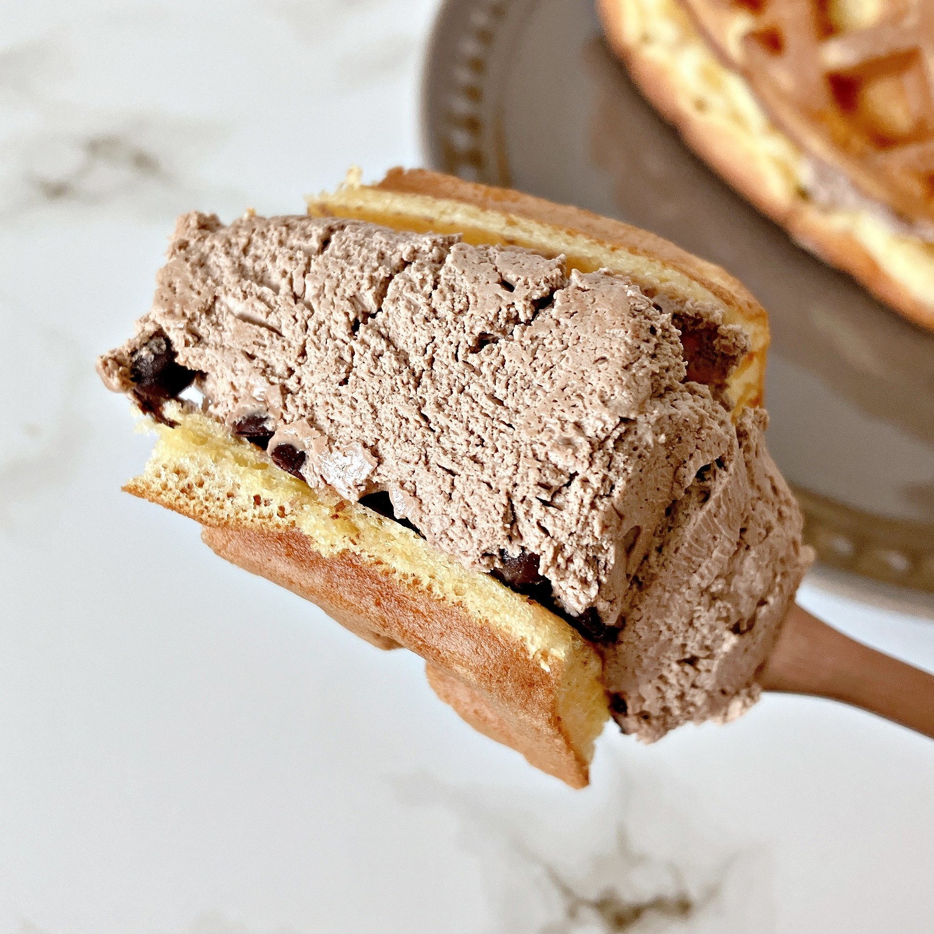 FamilyMart(ファミリーマート)のおすすめスイーツ「ワッフルケーキ(チョコチップ&チョコクリーム)」