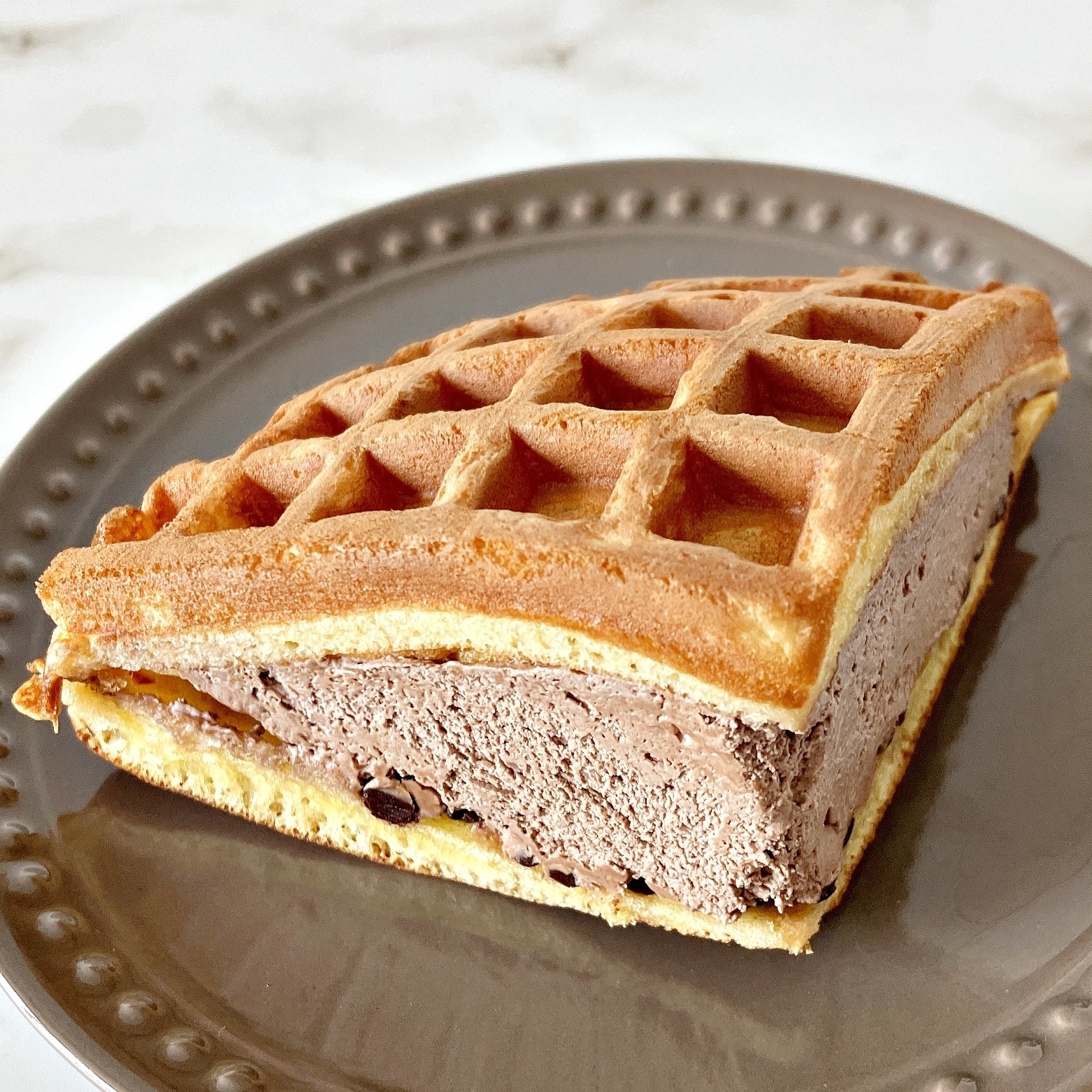 FamilyMart(ファミリーマート)のおすすめスイーツ「ワッフルケーキ(チョコチップ&チョコクリーム)」