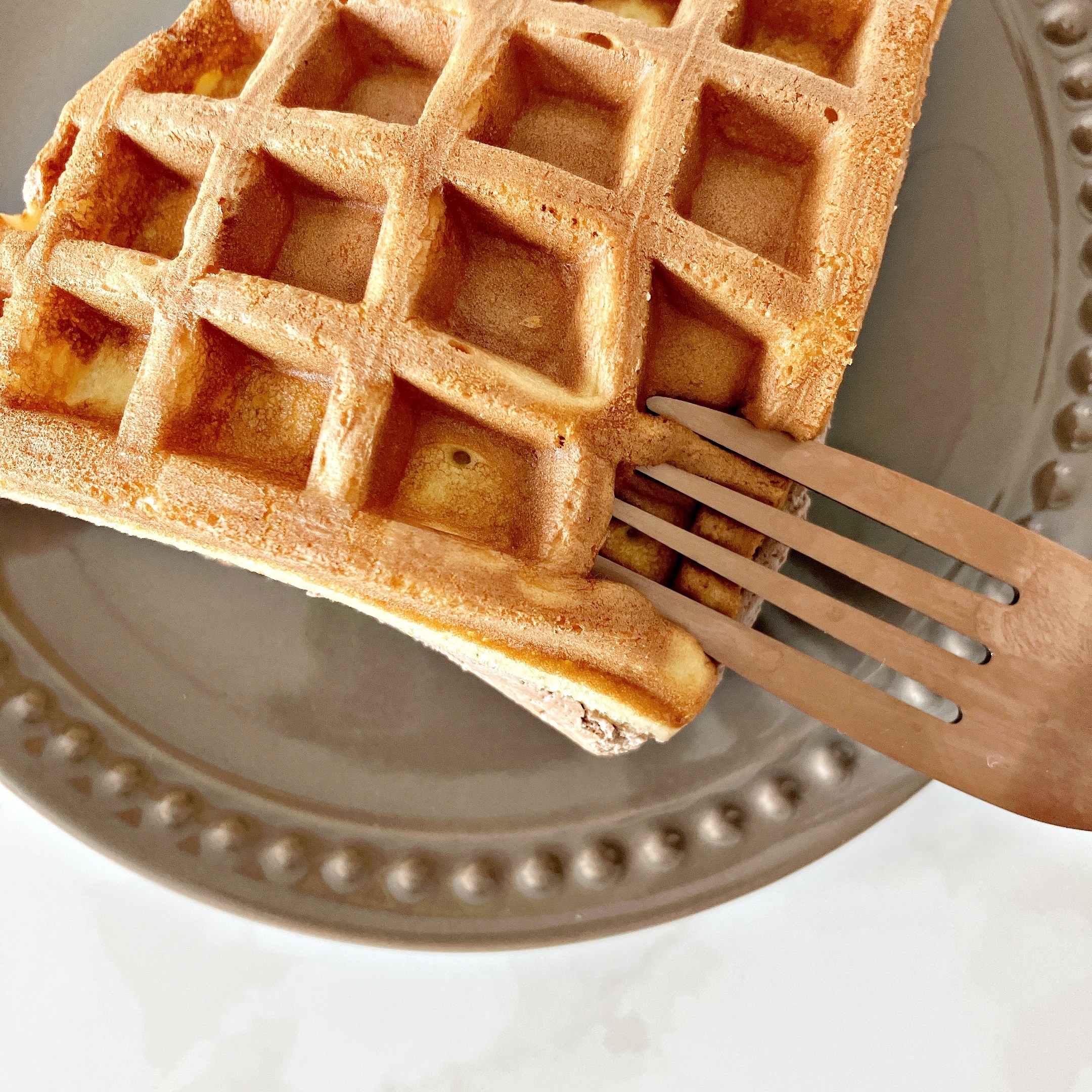 FamilyMart(ファミリーマート)のおすすめスイーツ「ワッフルケーキ(チョコチップ&チョコクリーム)」