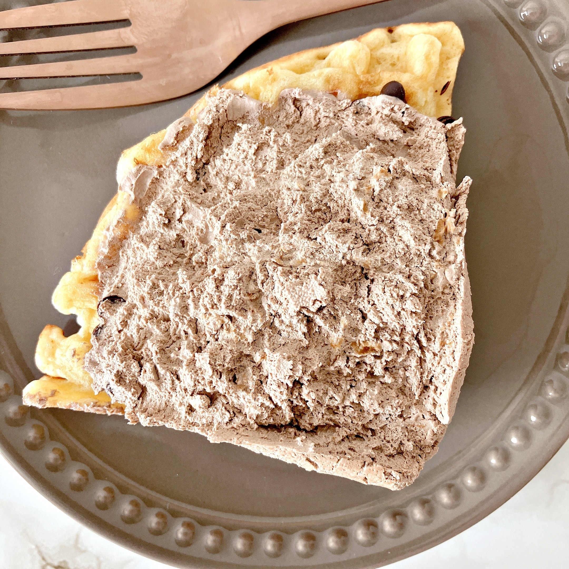 FamilyMart(ファミリーマート)のおすすめスイーツ「ワッフルケーキ(チョコチップ&チョコクリーム)」