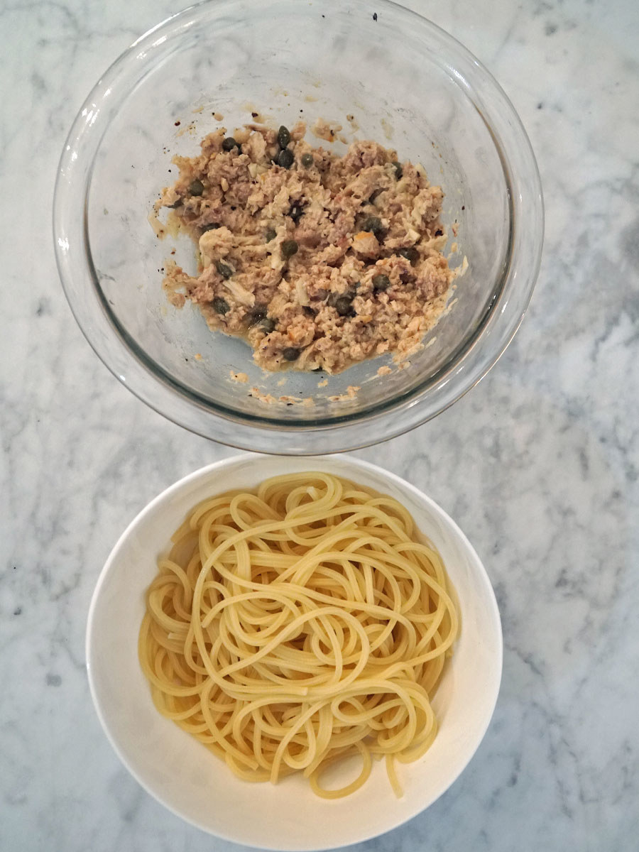 A bowl of spaghetti and a bowl of tuna.