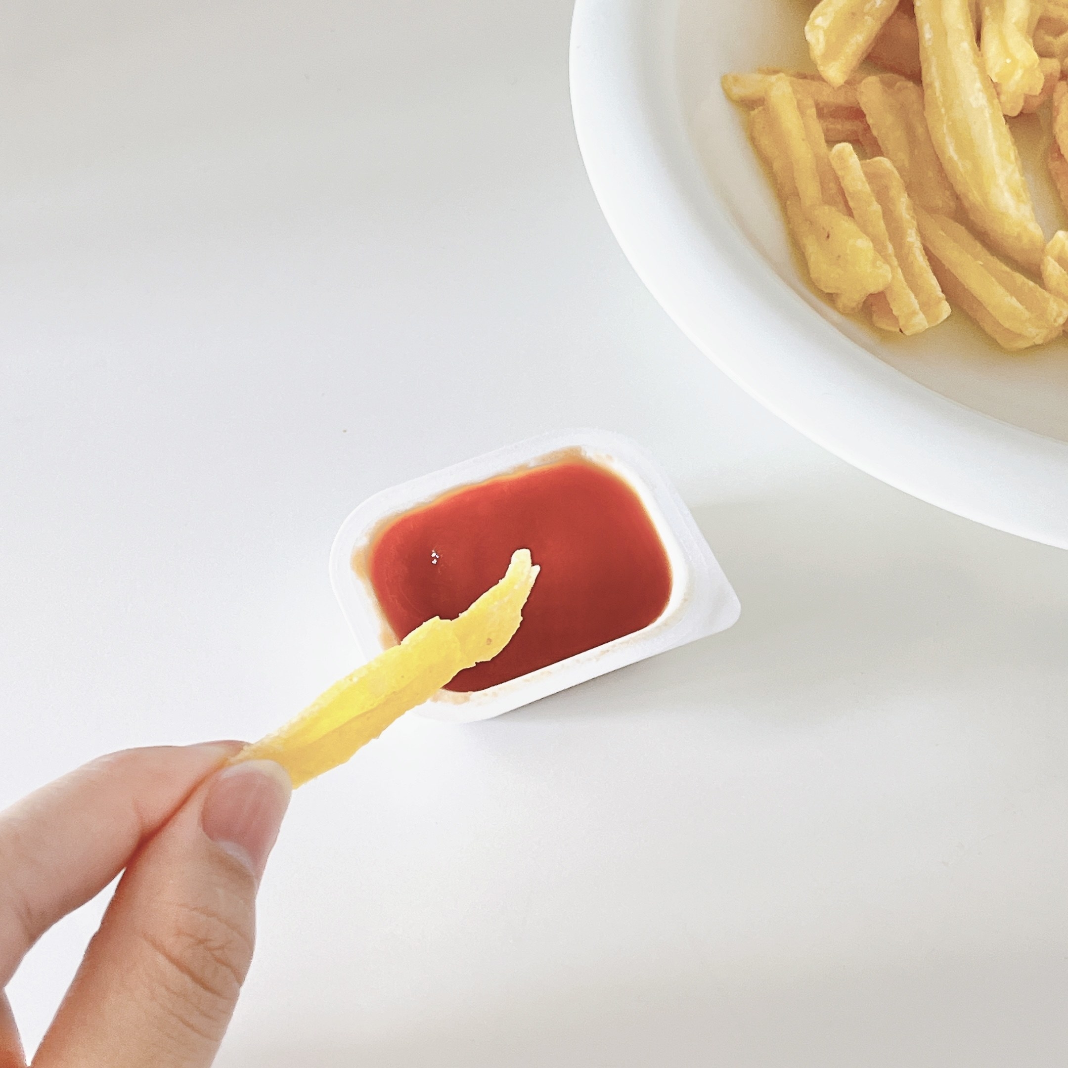 ミニストップのおすすめのホットスナック「バジル香るチーズチキン&チップス」