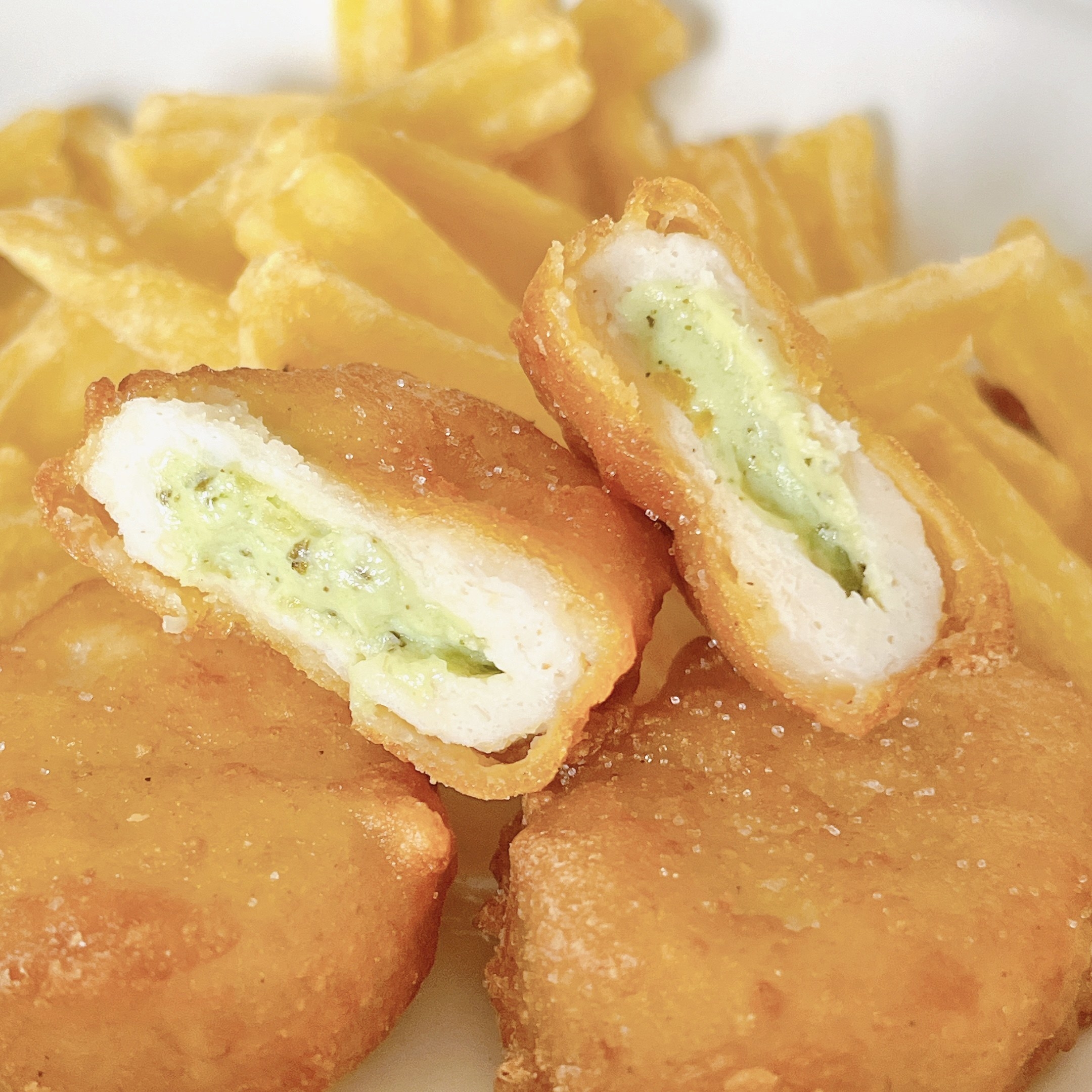 ミニストップのおすすめのホットスナック「バジル香るチーズチキン&チップス」