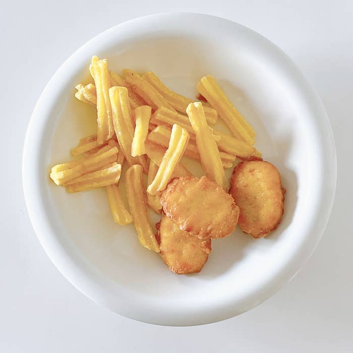 ミニストップのおすすめのホットスナック「バジル香るチーズチキン&チップス」