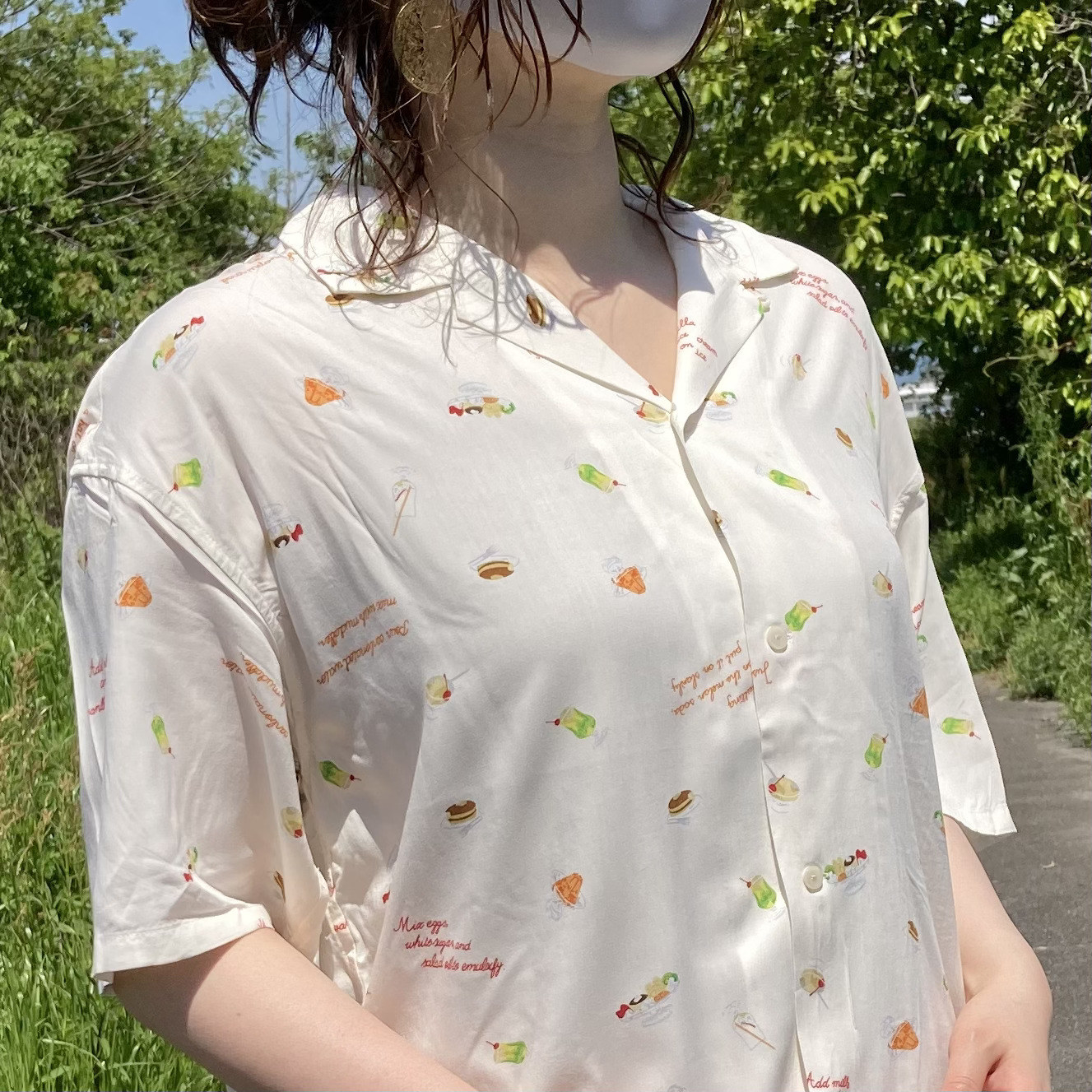 niko and…(ニコアンド)のオススメのシャツ「ケアイージーPOPカルチャーシャツ」