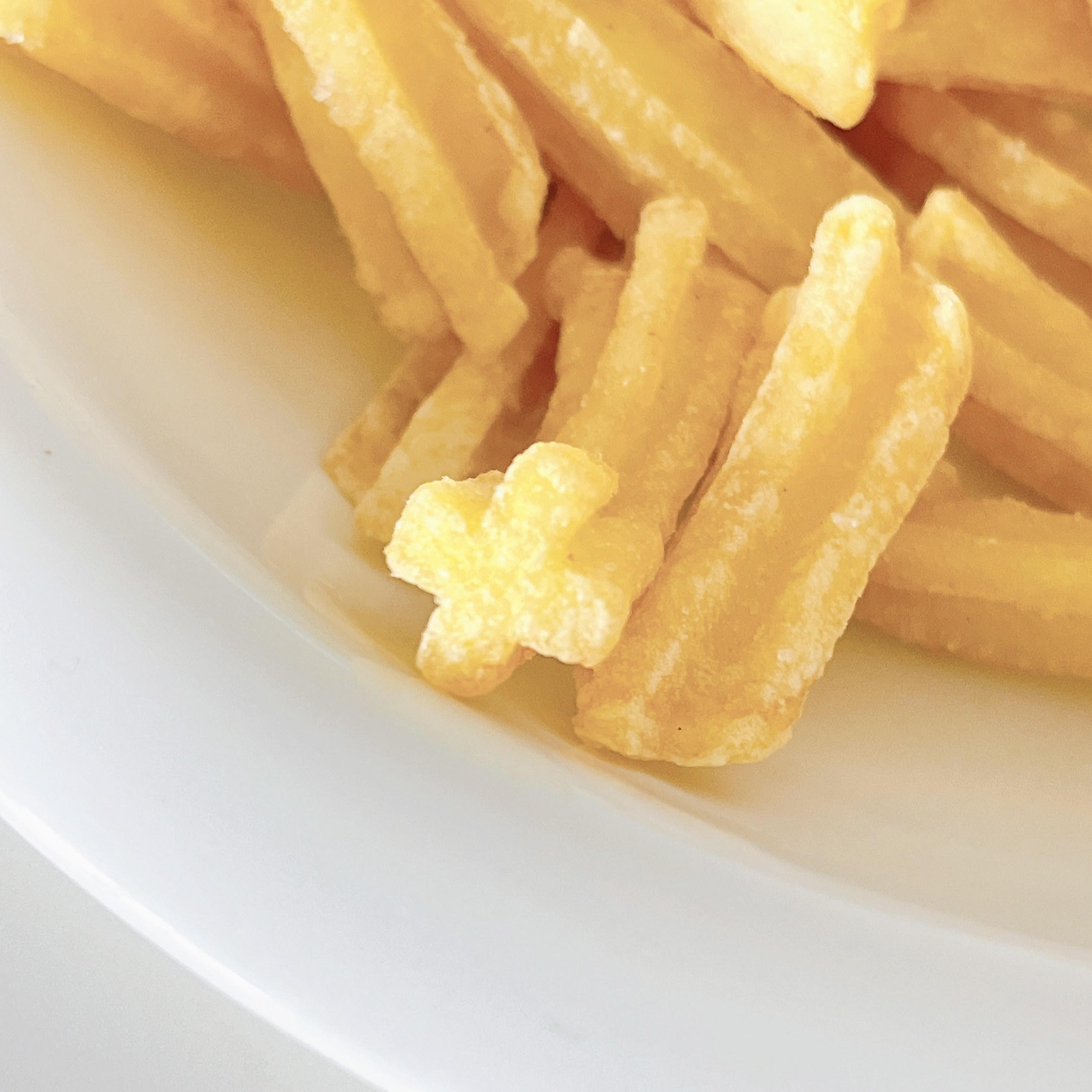 ミニストップのおすすめのホットスナック「バジル香るチーズチキン&チップス」