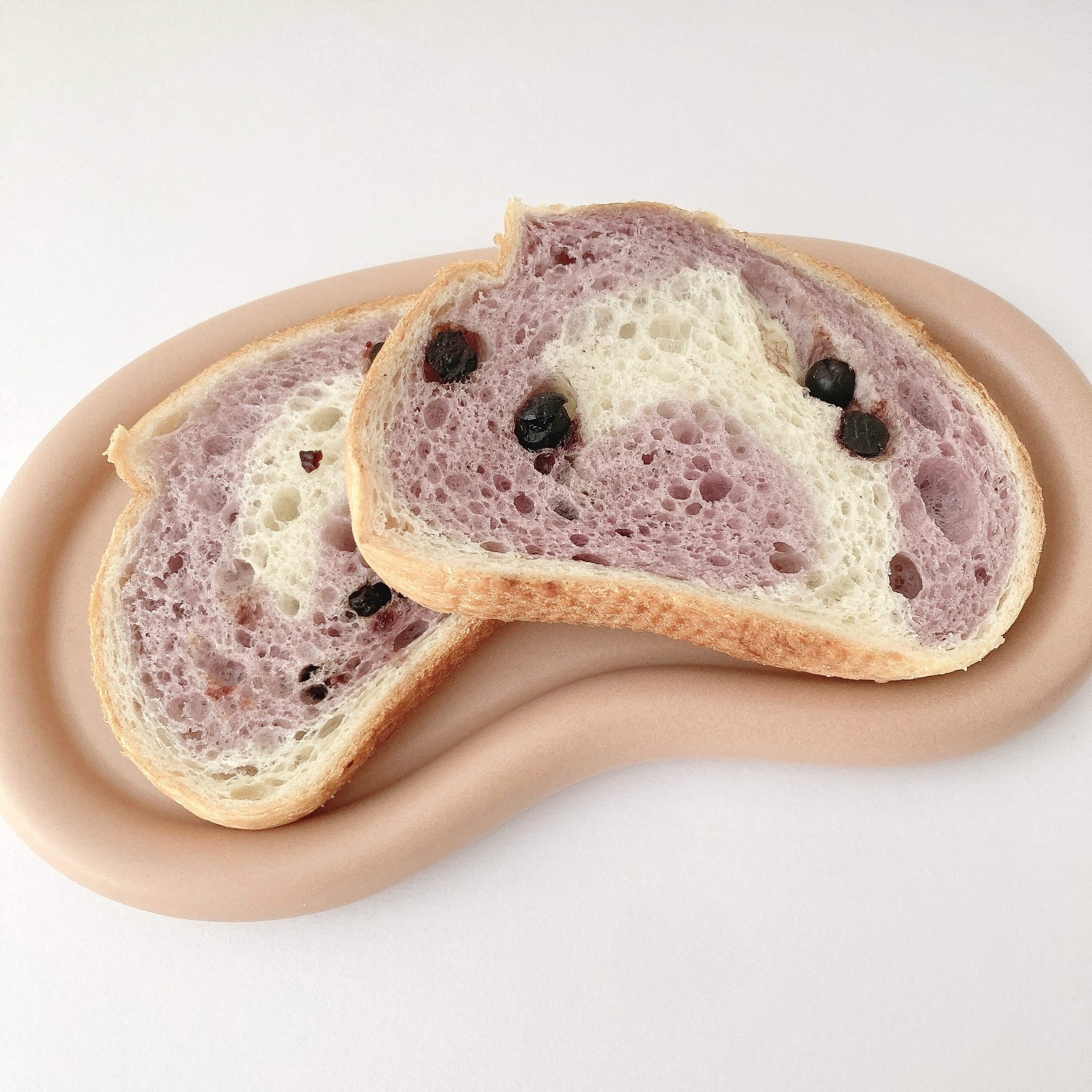 FamilyMart（ファミリーマート）のオススメのパン「生フランスパン（ブルーベリー）2枚入」