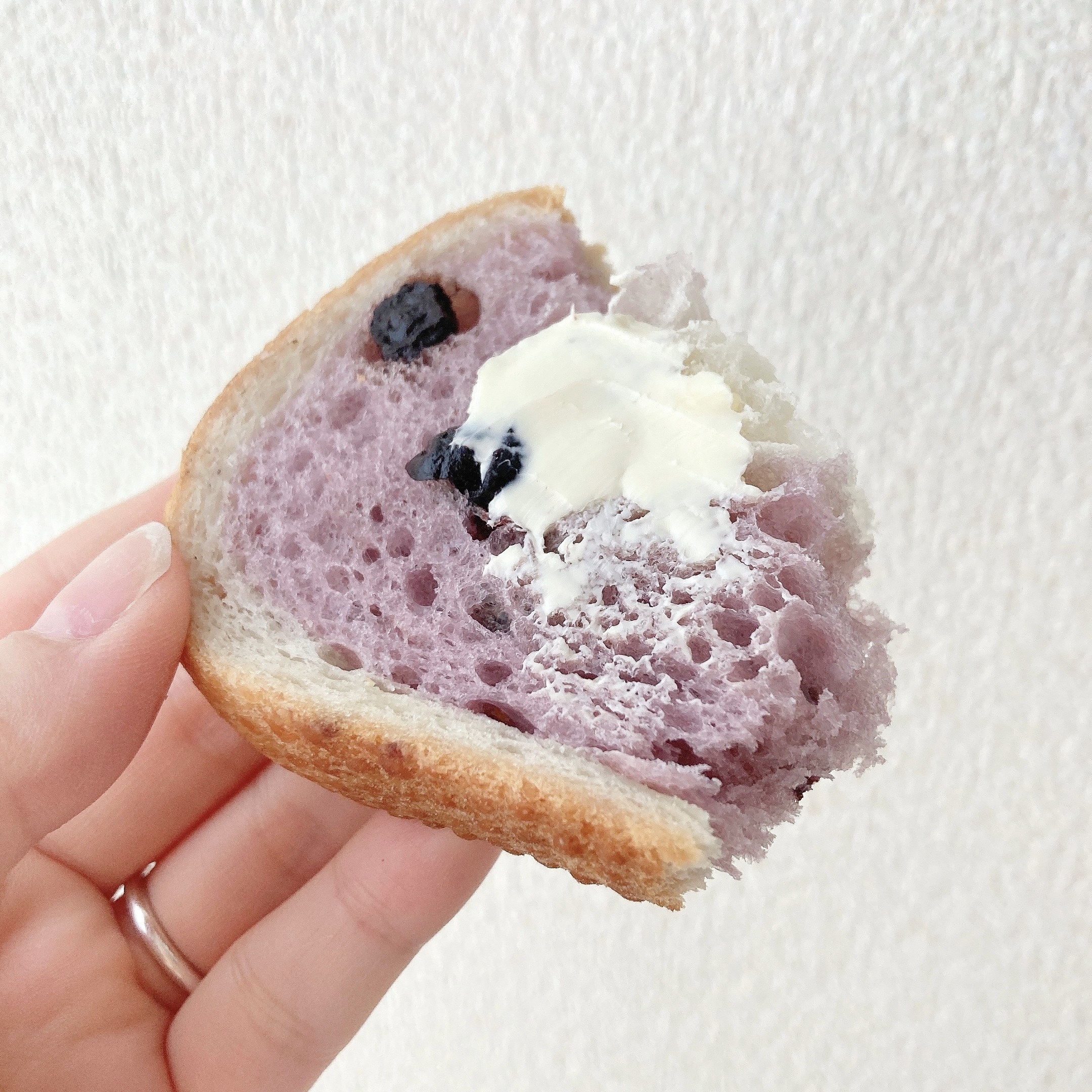 FamilyMart（ファミリーマート）のオススメのパン「生フランスパン（ブルーベリー）2枚入」