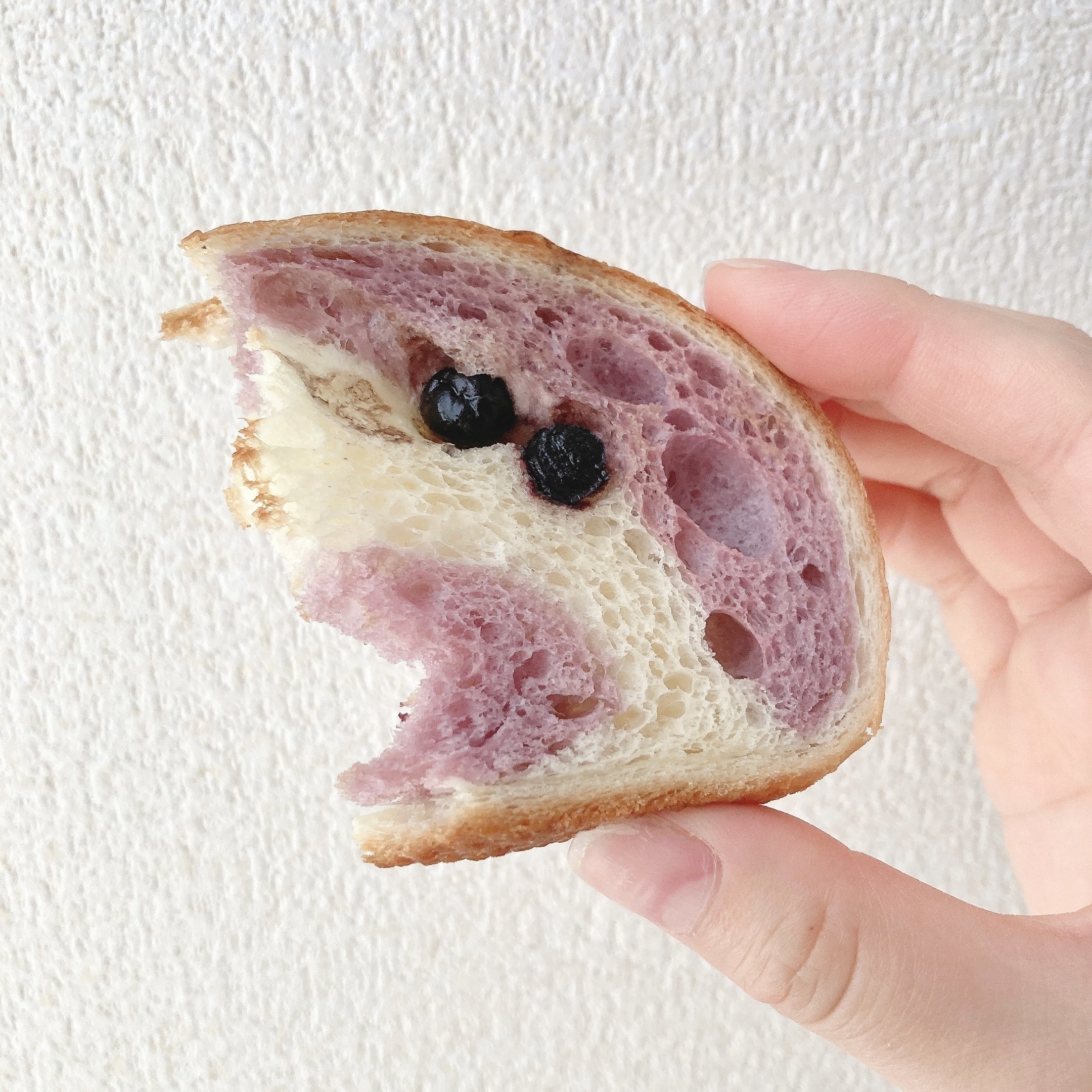 FamilyMart（ファミリーマート）のオススメのパン「生フランスパン（ブルーベリー）2枚入」