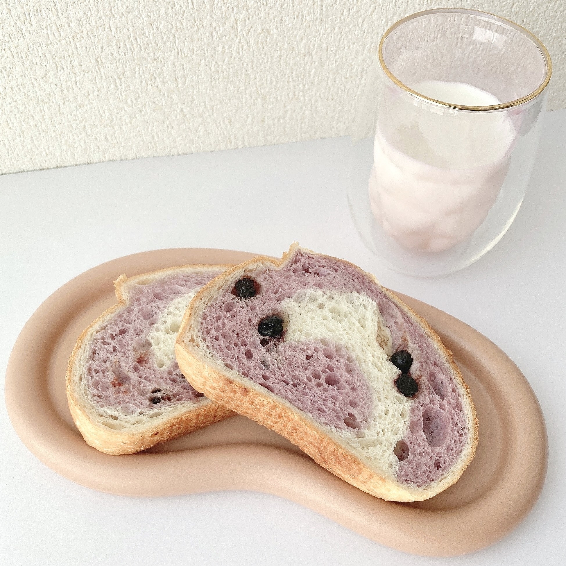 FamilyMart（ファミリーマート）のオススメのパン「生フランスパン（ブルーベリー）2枚入」