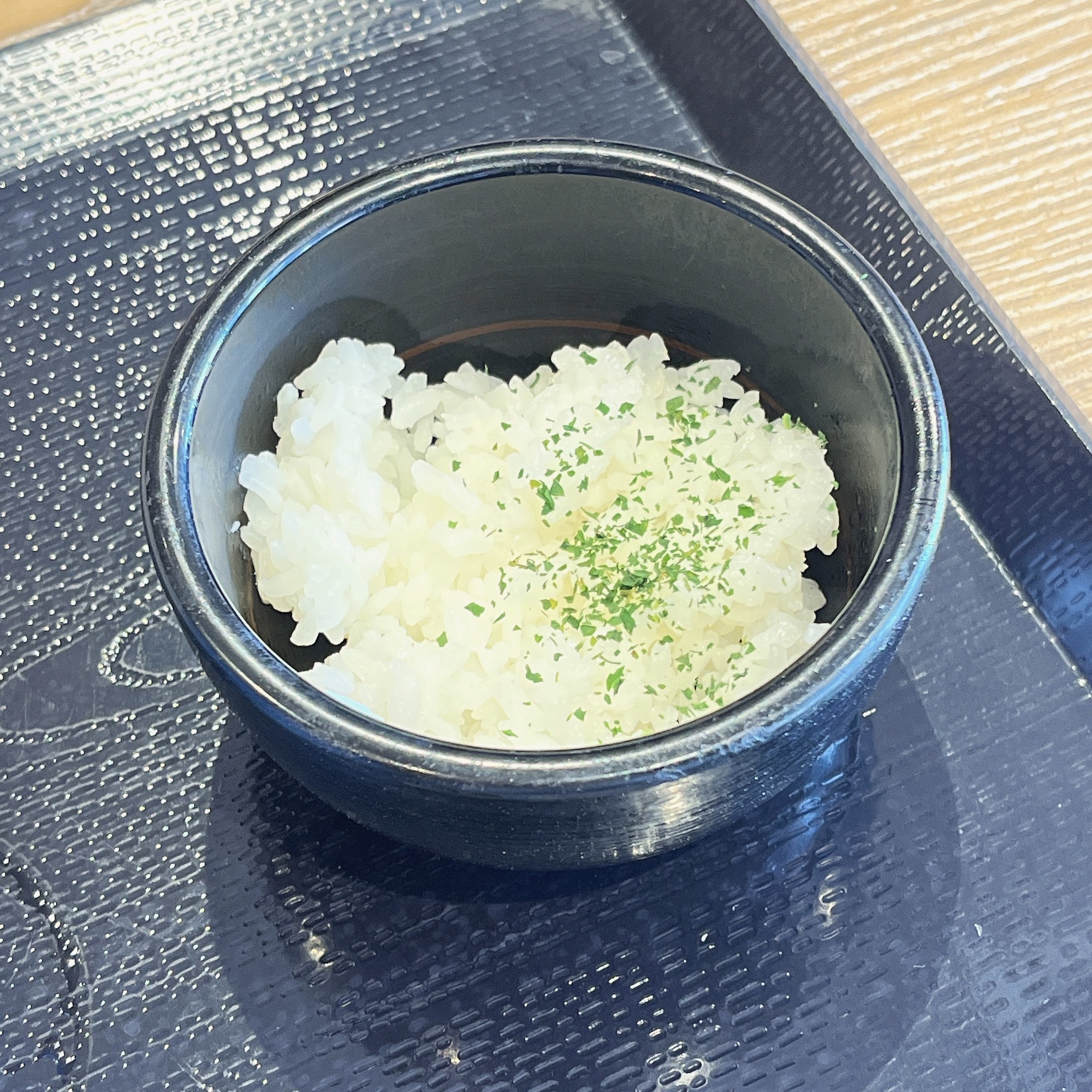 丸亀製麺のおすすめのうどん「豆乳仕立ての冷やしトマたまカレーうどん ひと口ごはんつき」