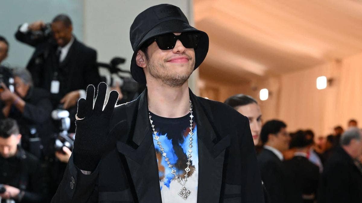 Days after NBC canceled what would've been his first time hosting Saturday Night Live, Pete Davidson is showing his support for the Writers Guild of America. 