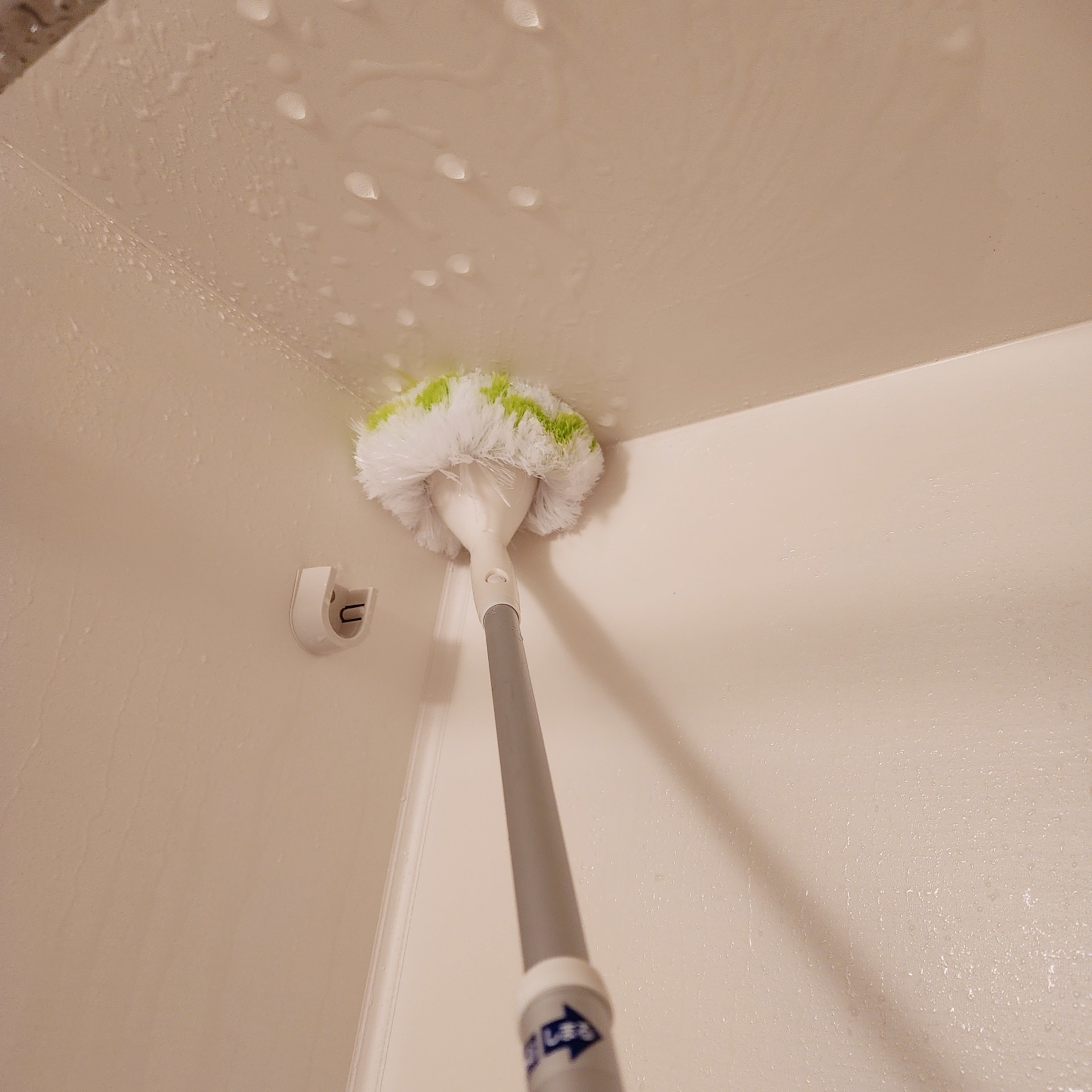 ハンズで見つけたおすすめお掃除グッズ「山崎産業 ユニットバスボンくん ロング 抗菌加工 グリーン」