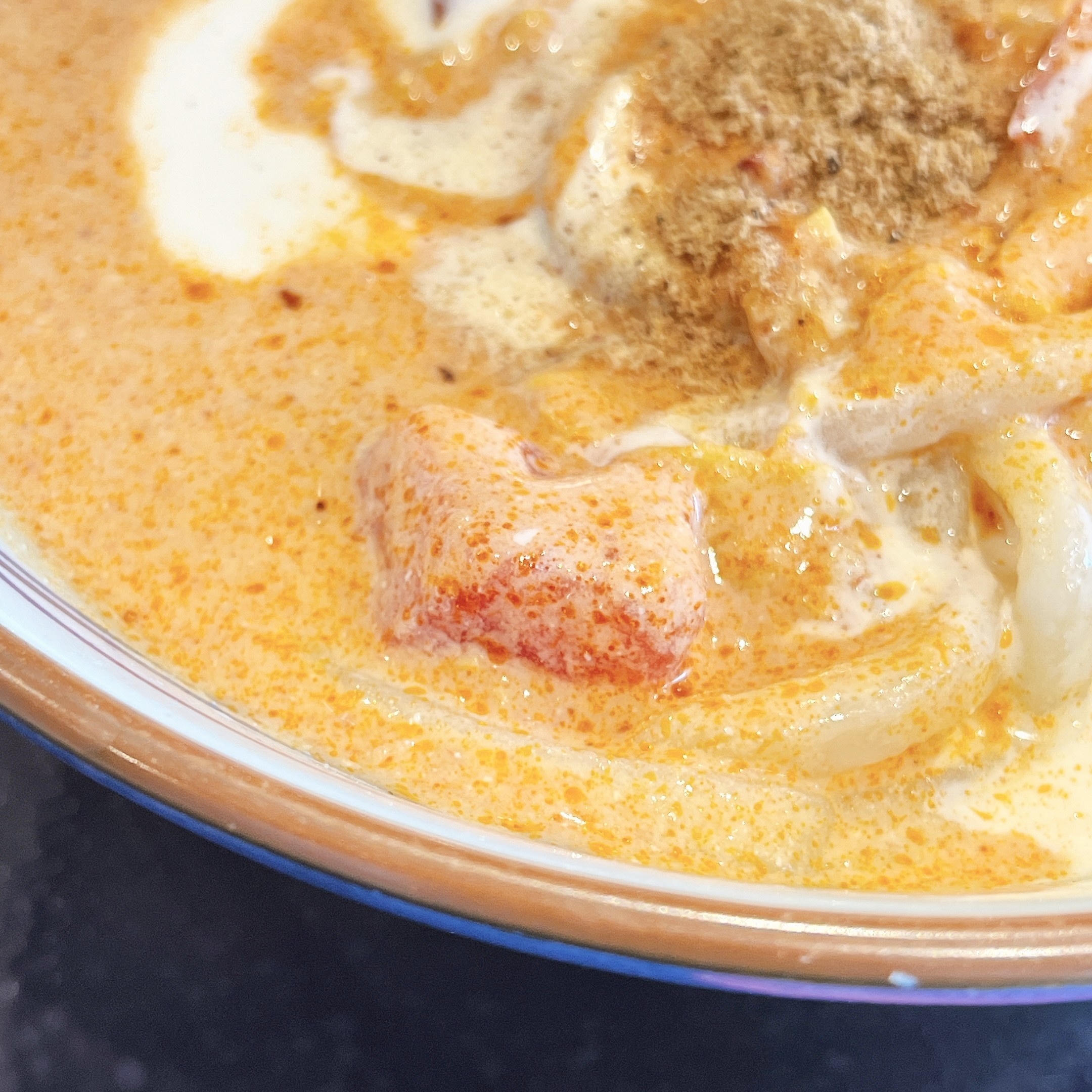 丸亀製麺のおすすめのうどん「豆乳仕立ての冷やしトマたまカレーうどん ひと口ごはんつき」