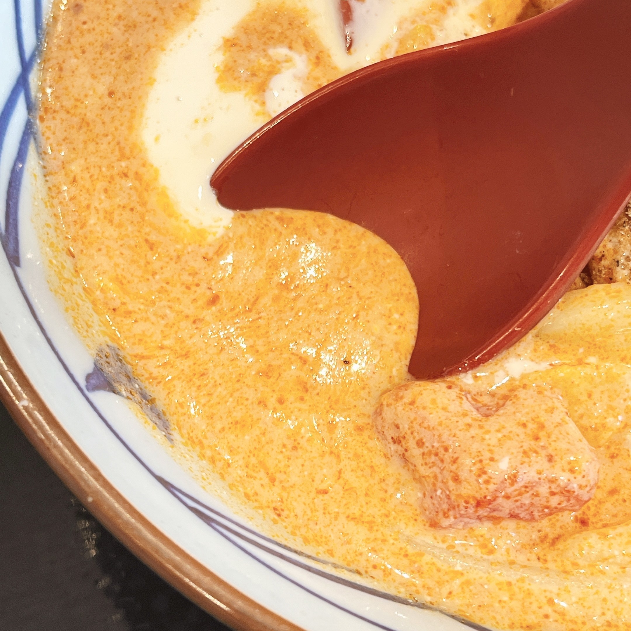 丸亀製麺のおすすめのうどん「豆乳仕立ての冷やしトマたまカレーうどん ひと口ごはんつき」