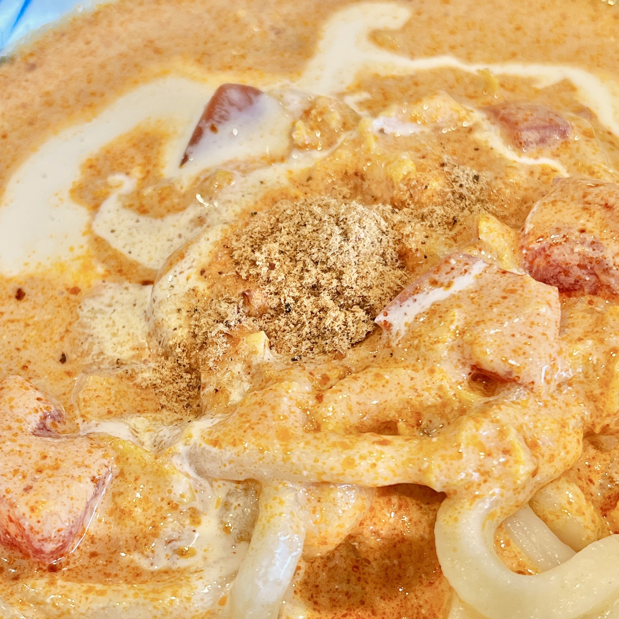 丸亀製麺のおすすめのうどん「豆乳仕立ての冷やしトマたまカレーうどん ひと口ごはんつき」