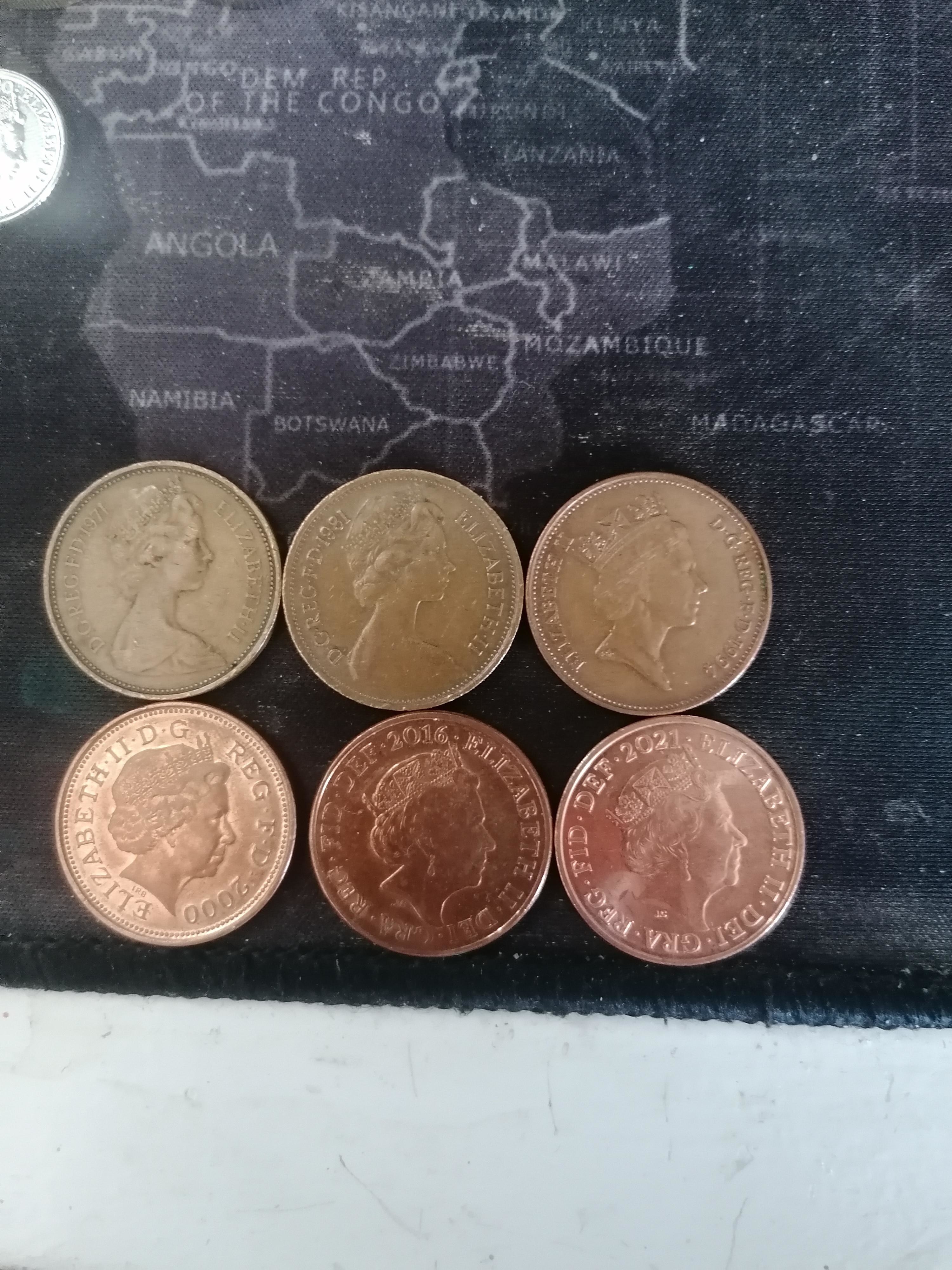 Coins with Queen Elizabeth&#x27;s image