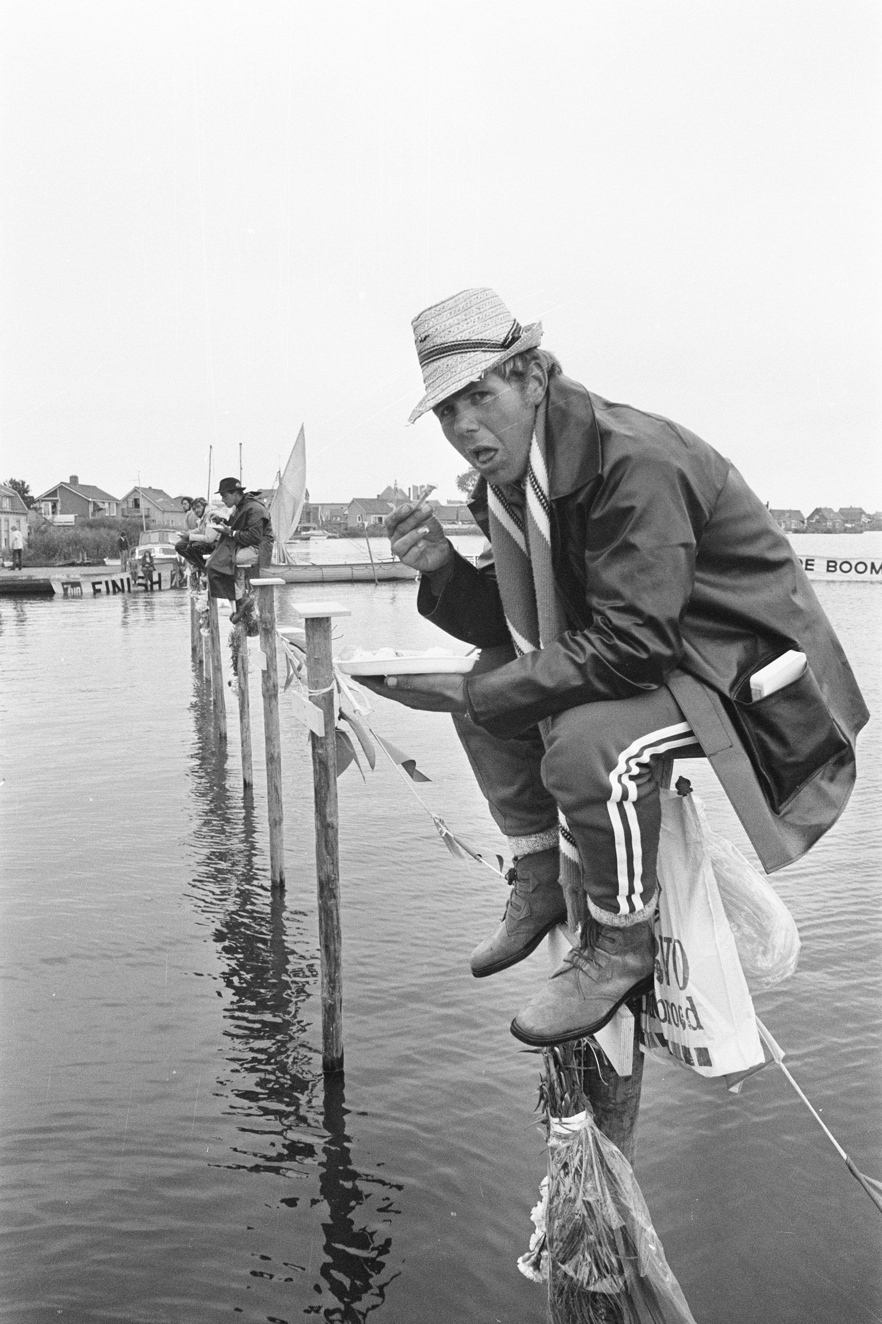 Hannes de Jong sitting on a pole