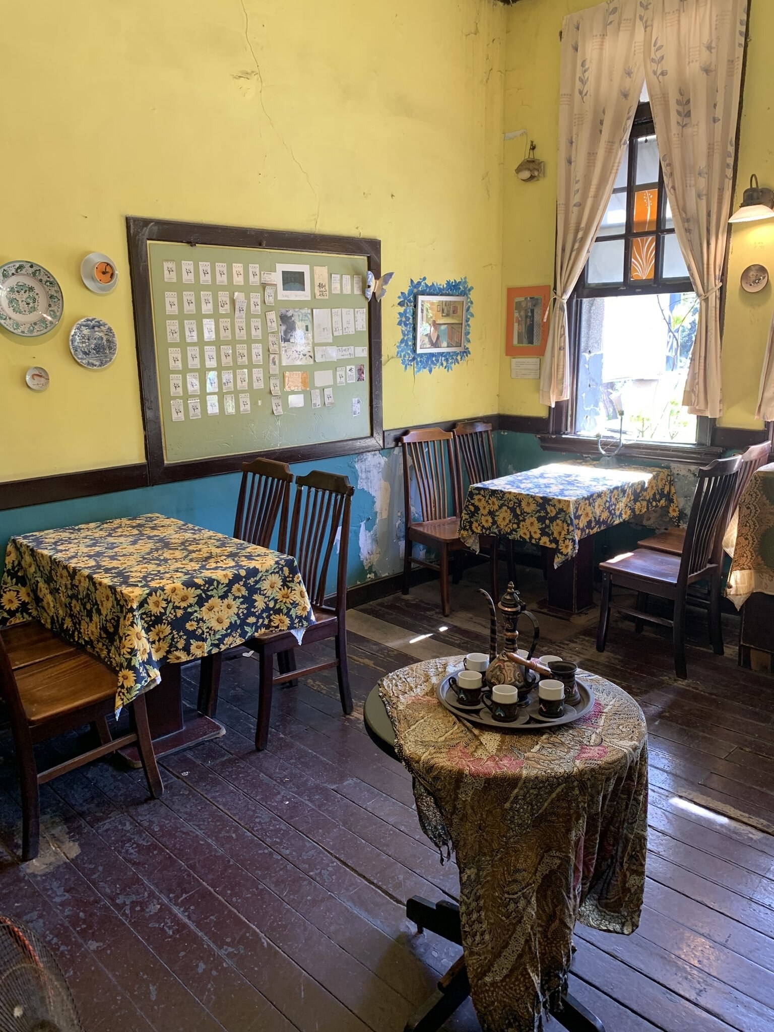 入り口が信じられないほど狭い喫茶店